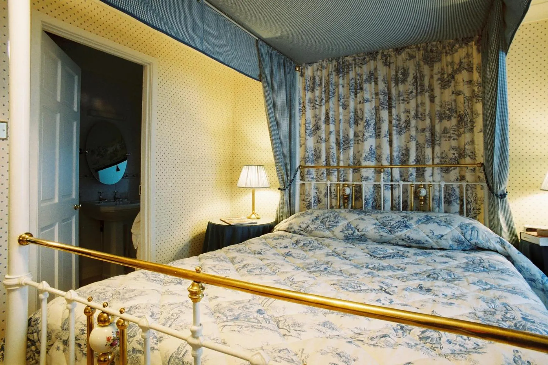 Bed in Bishopsgate House Hotel