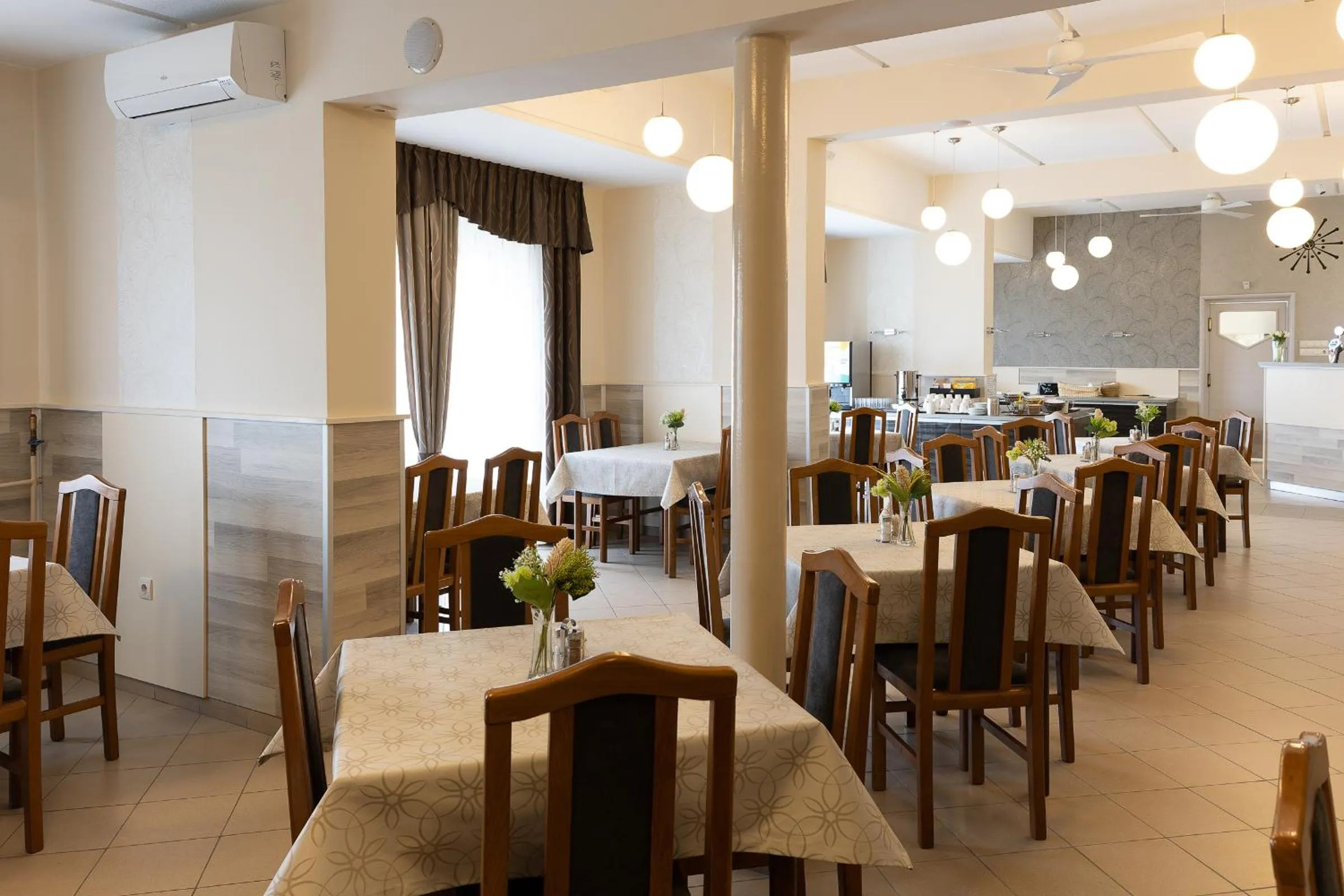 Restaurant/places to eat in Napfény Hotel