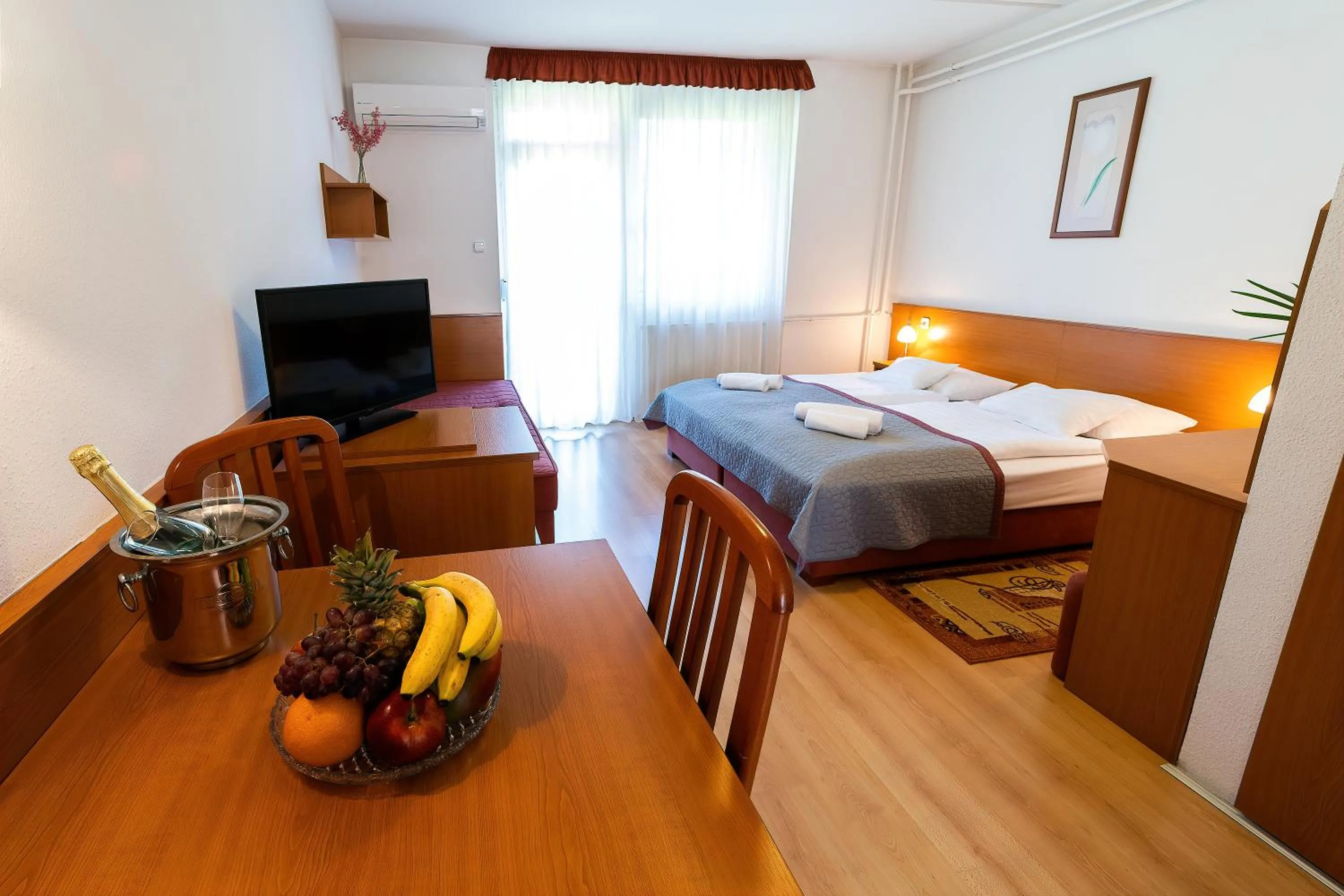 Photo of the whole room, Bed in Napfény Hotel