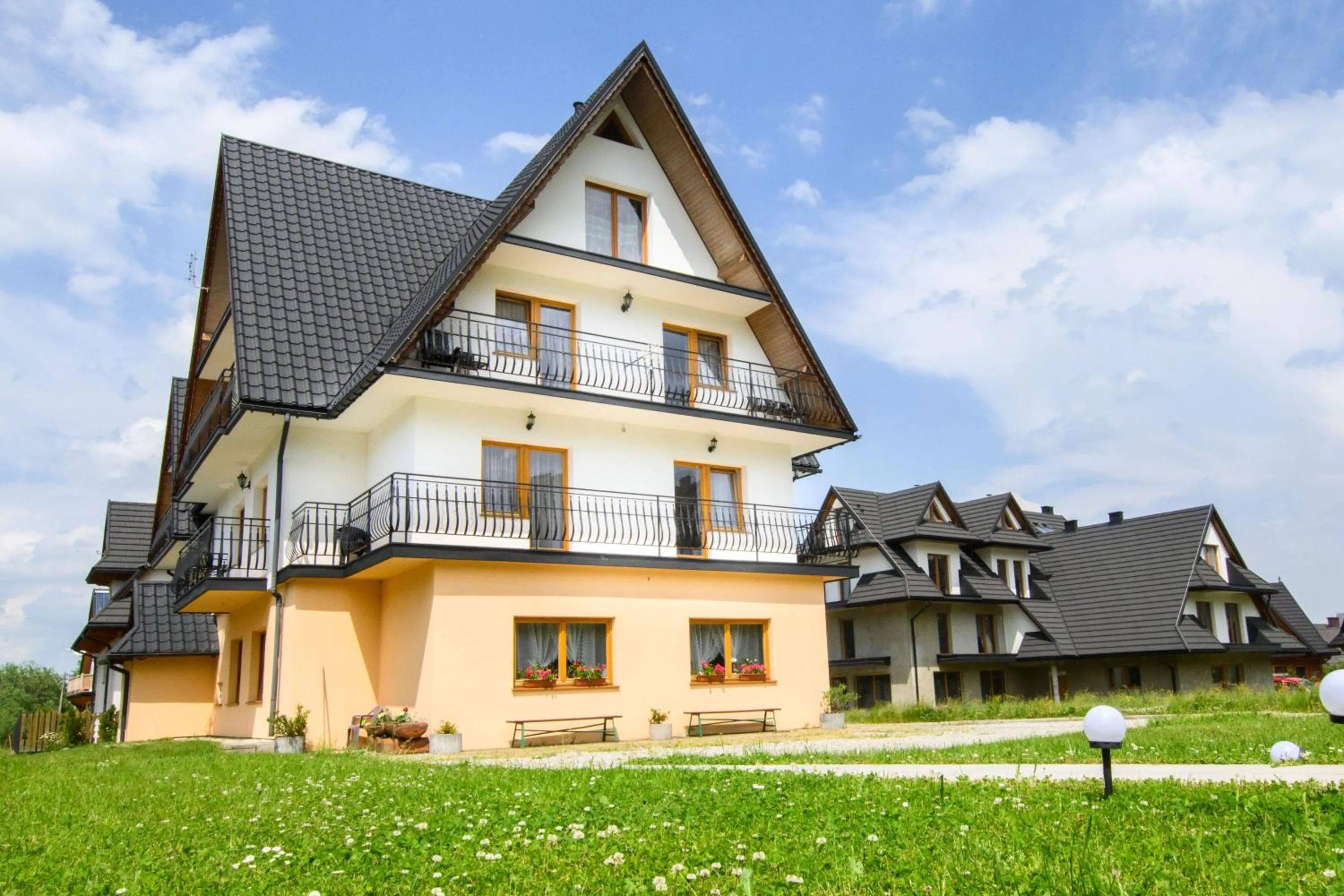 Property building in Willa Halinka