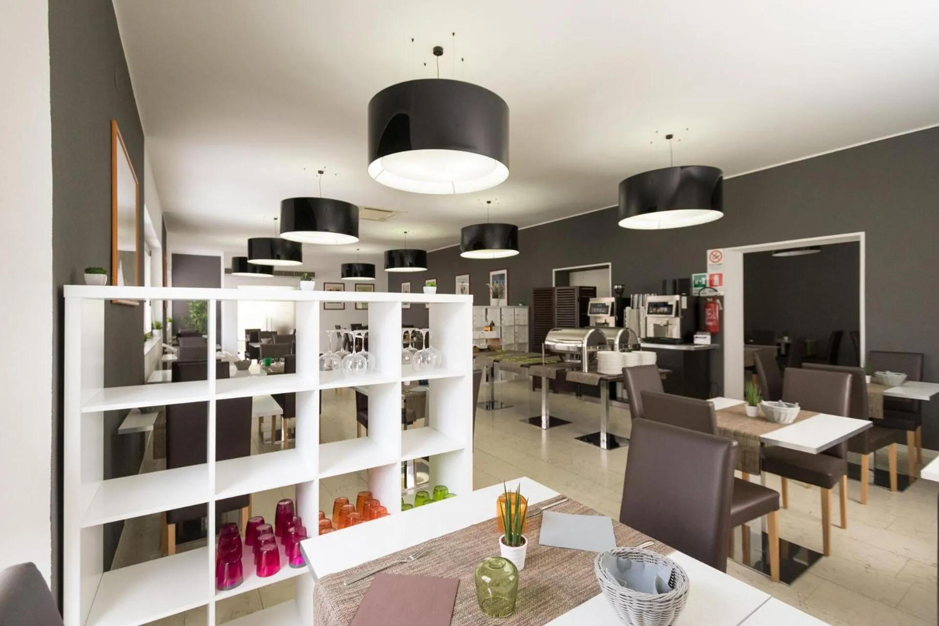 Restaurant/places to eat in Hotel Aurora