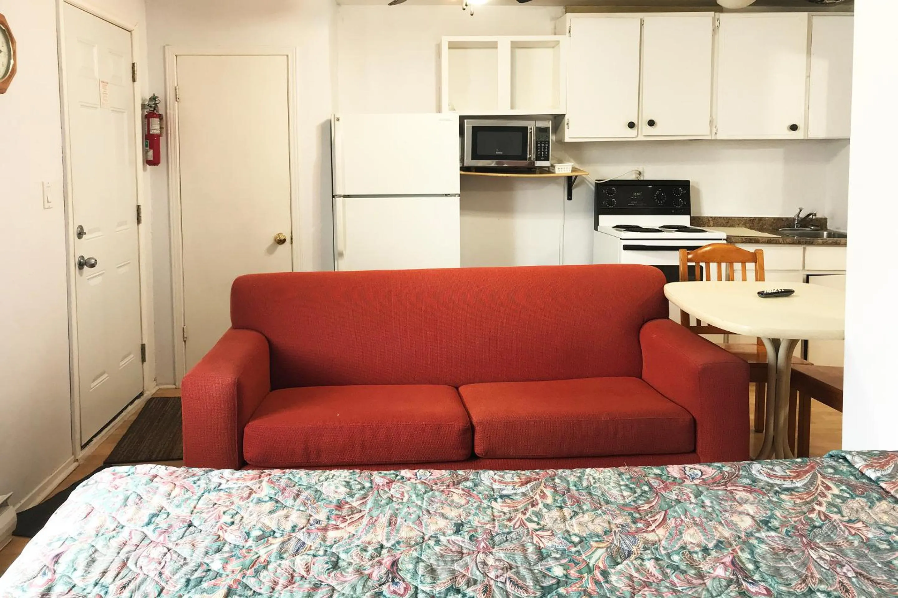 Seating area in Bayside Motel Trenton