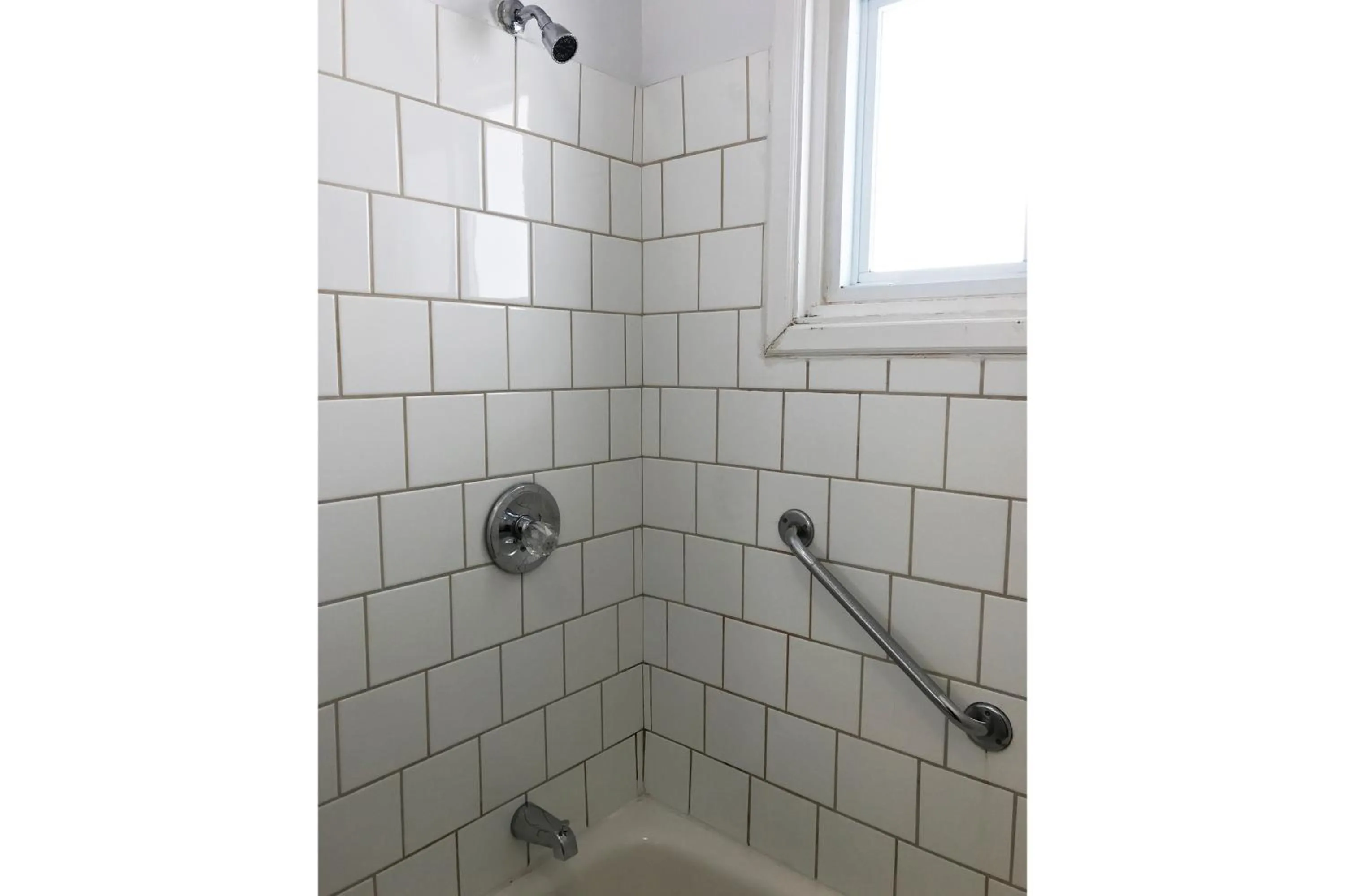 Shower in Bayside Motel Trenton