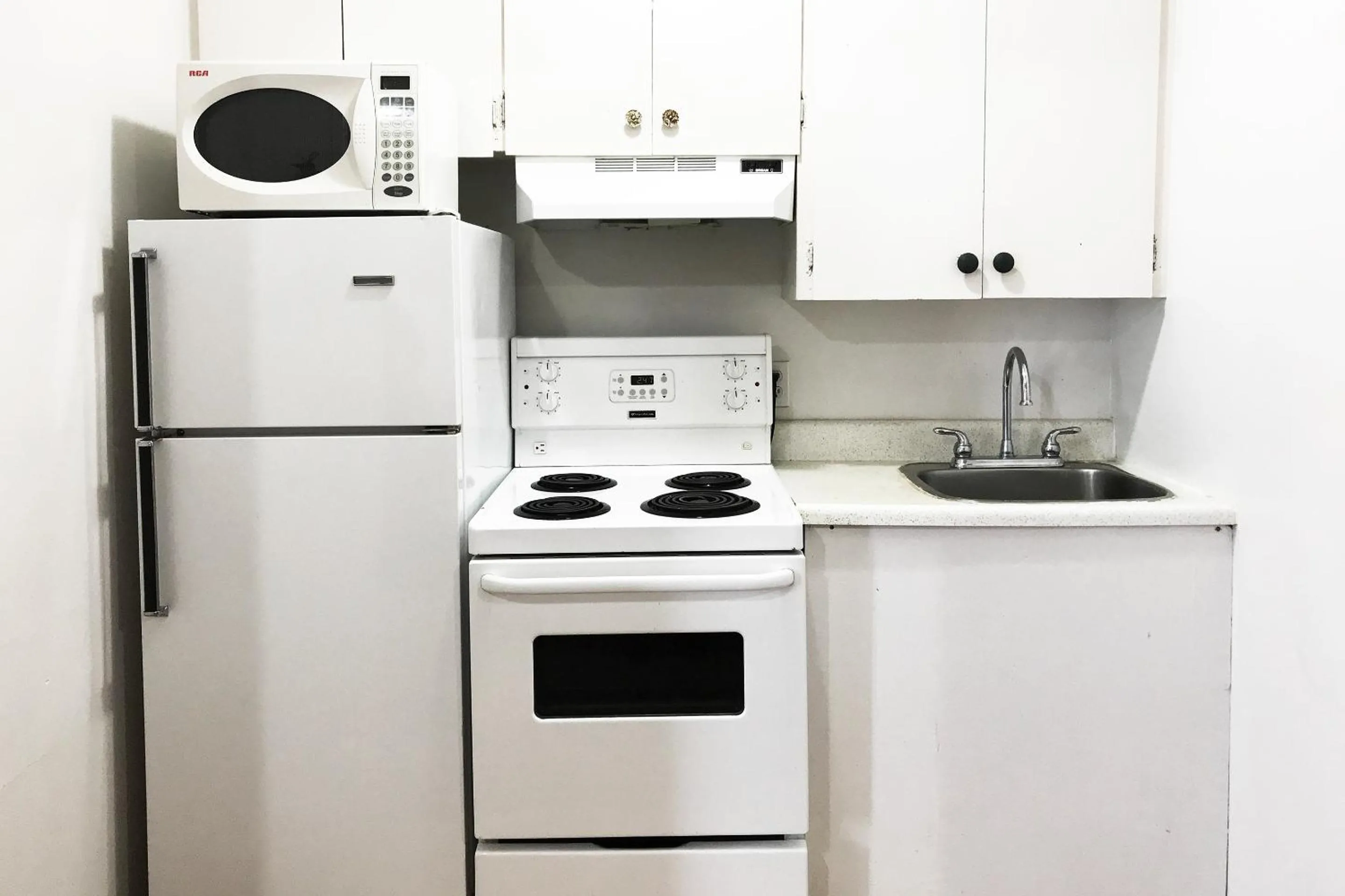 Kitchen or kitchenette in Bayside Motel Trenton
