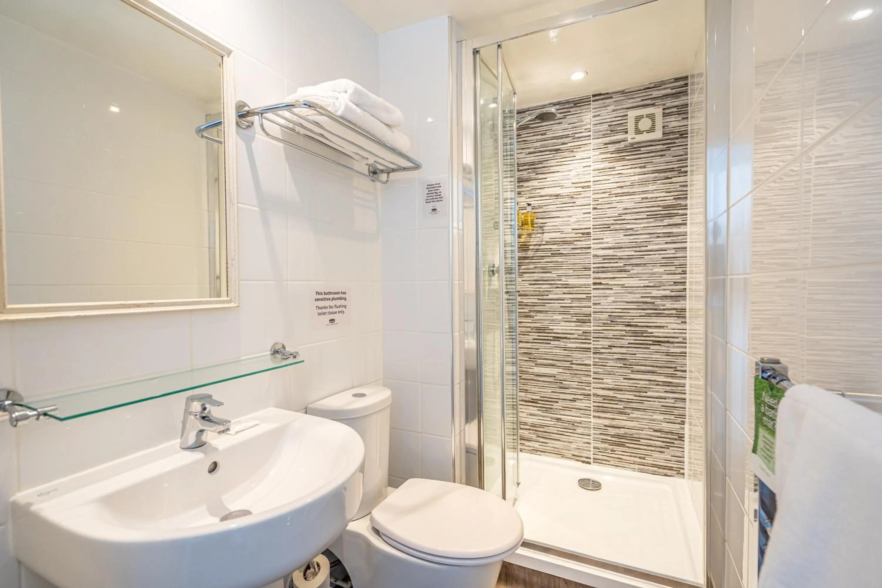 Bathroom in Penhelig Arms