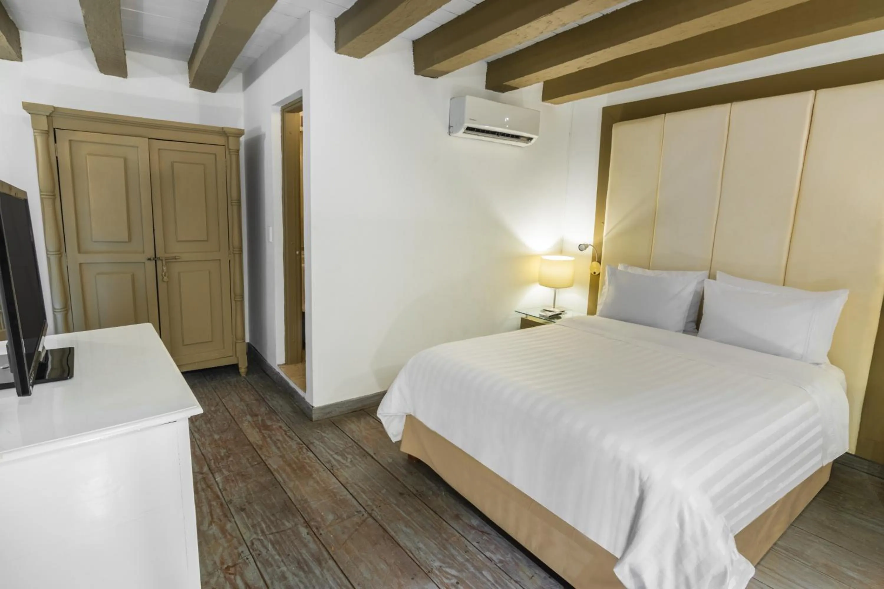 Photo of the whole room, Bed in GHL Collection Armería Real Hotel