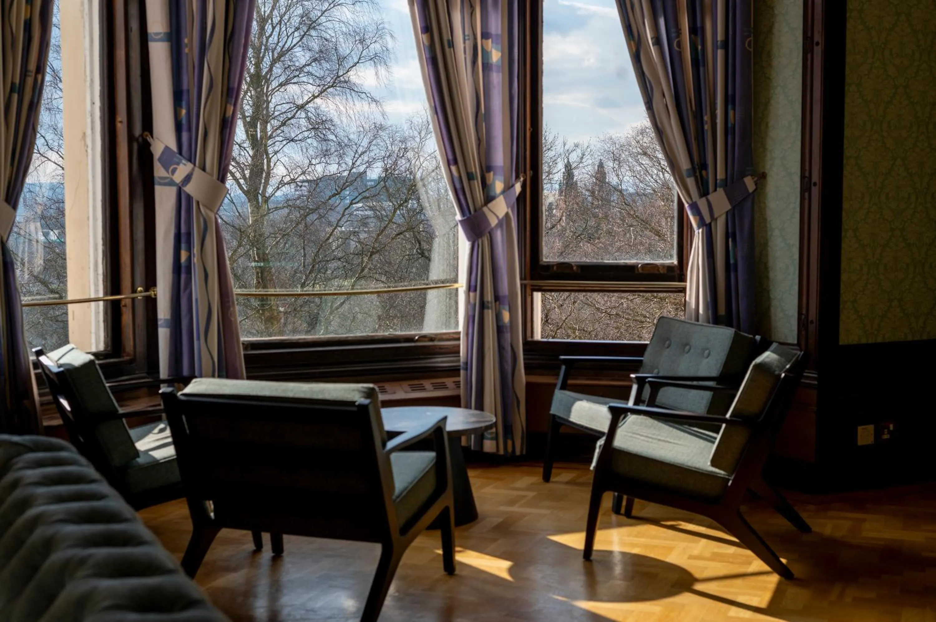 Communal lounge/ TV room in Glasgow Youth Hostel