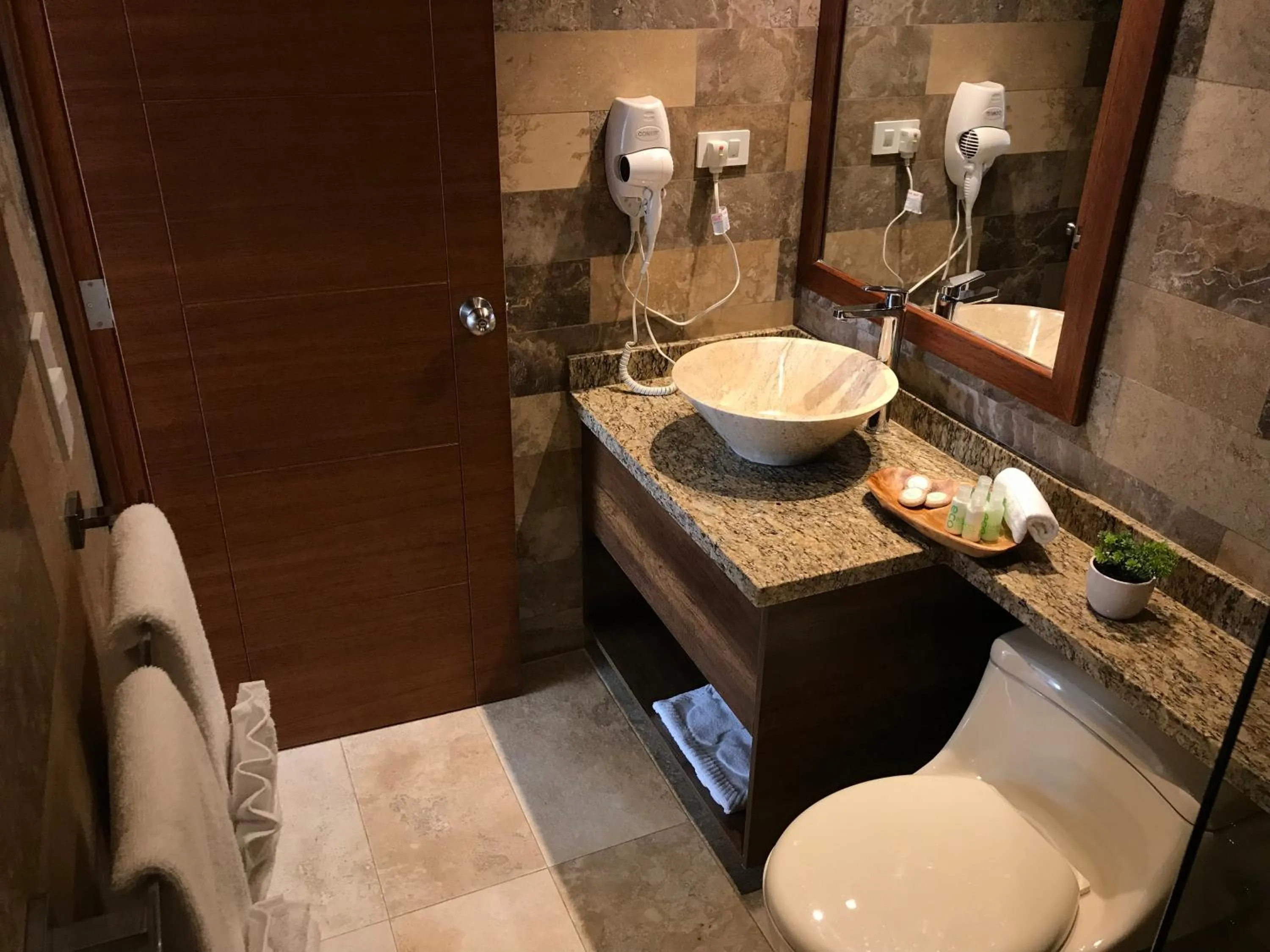 Toilet in Ilalo Garden Hotel & Restaurant