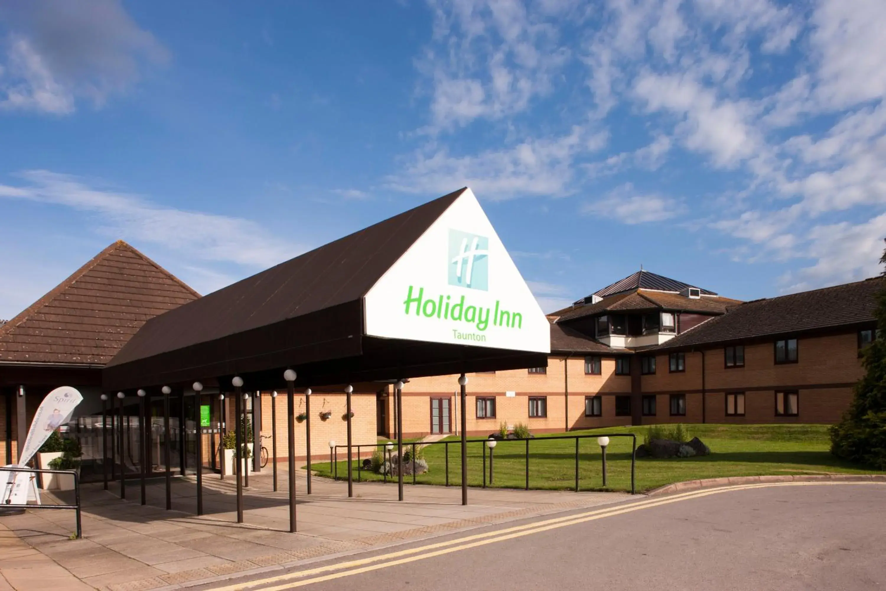 Property building in Holiday Inn Taunton M5, Jct25 by IHG Property building in Holiday Inn Taunton M5, Jct25 by IHG