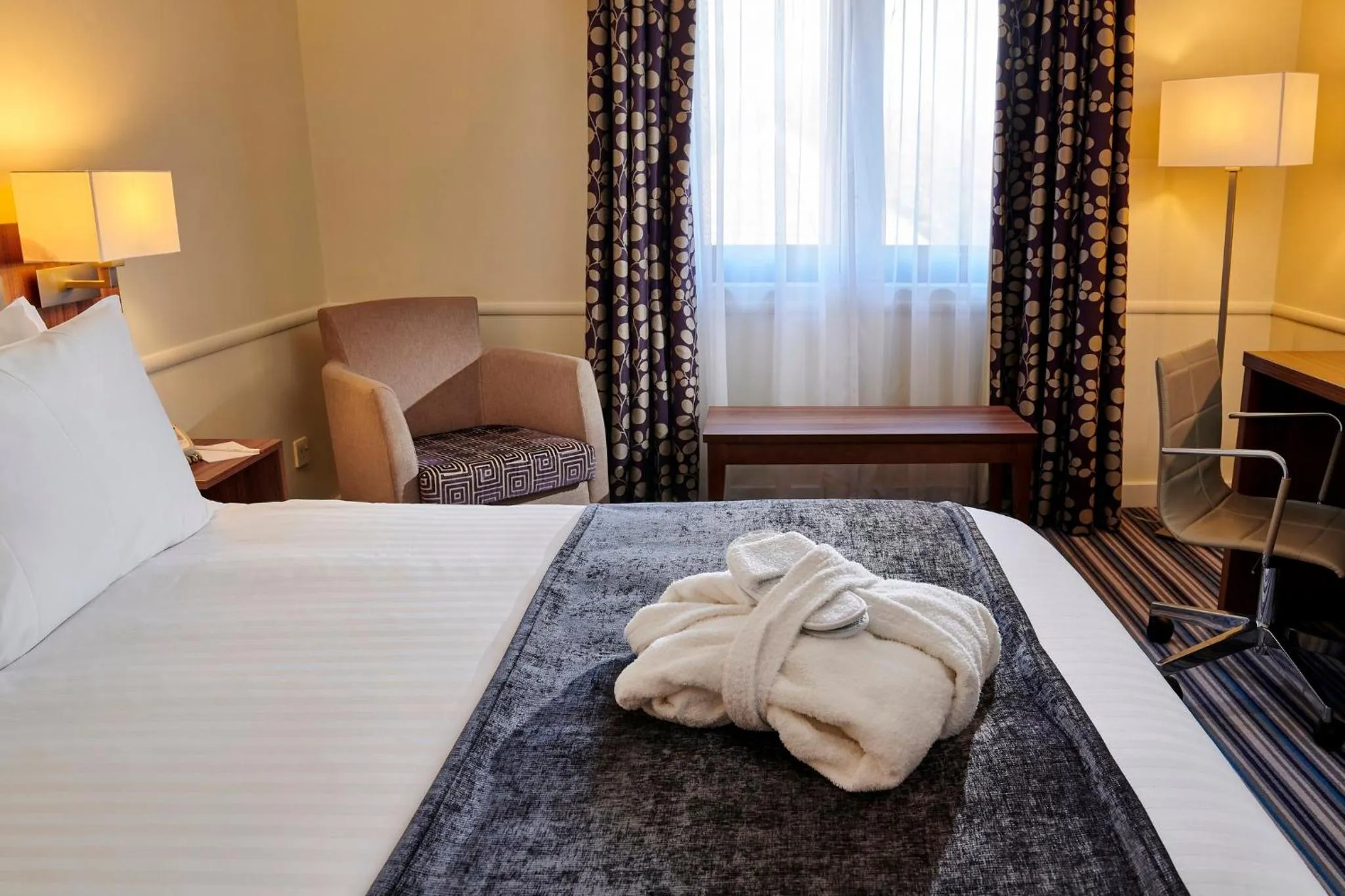 Photo of the whole room, Bed in Holiday Inn Taunton M5, Jct25 by IHG