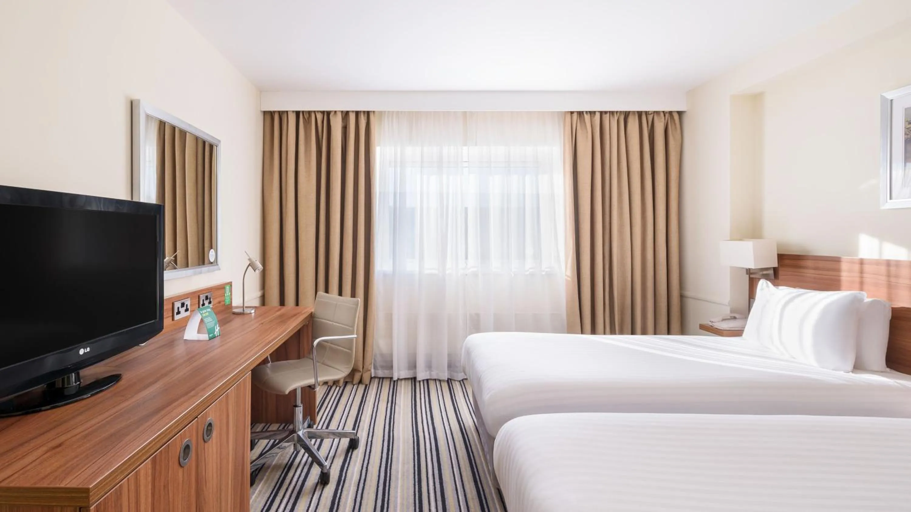 Photo of the whole room, Bed in Holiday Inn Taunton M5, Jct25 by IHG