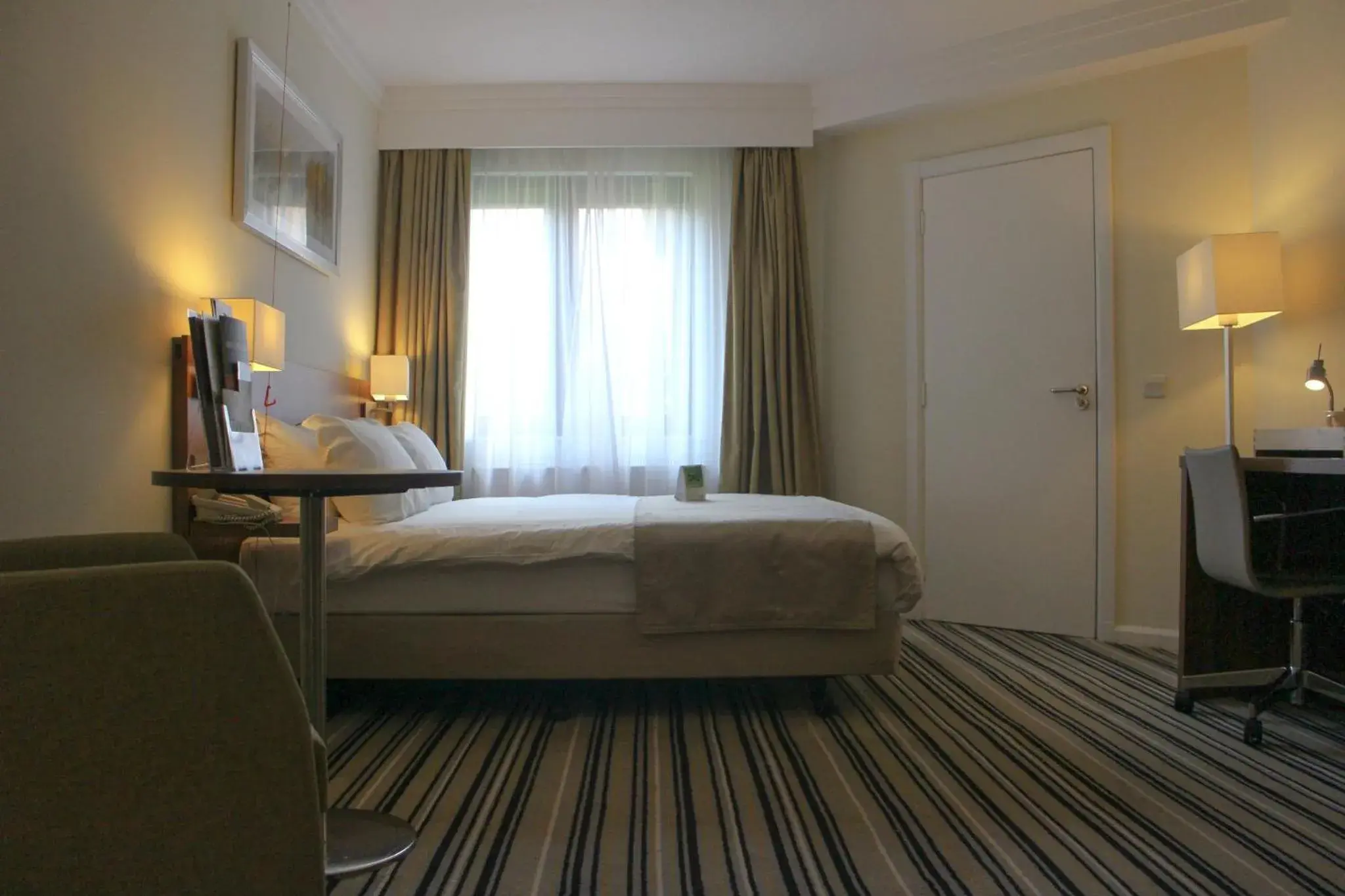 Photo of the whole room, Bed in Holiday Inn Taunton M5, Jct25 by IHG Photo of the whole room, Bed in Holiday Inn Taunton M5, Jct25 by IHG