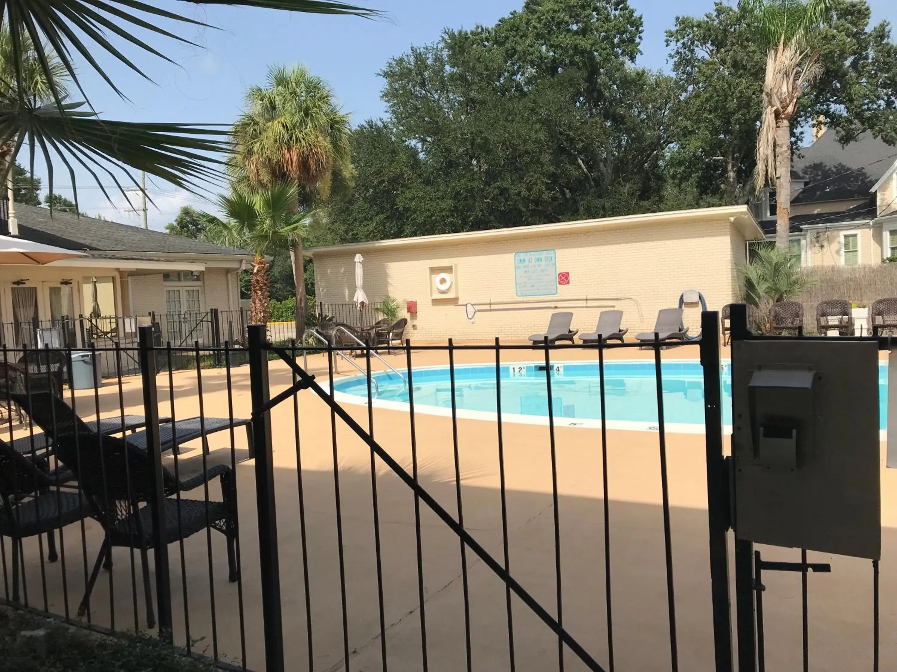 Swimming pool in Carmel Inn and Suites Thibodaux Swimming pool in Carmel Inn and Suites Thibodaux
