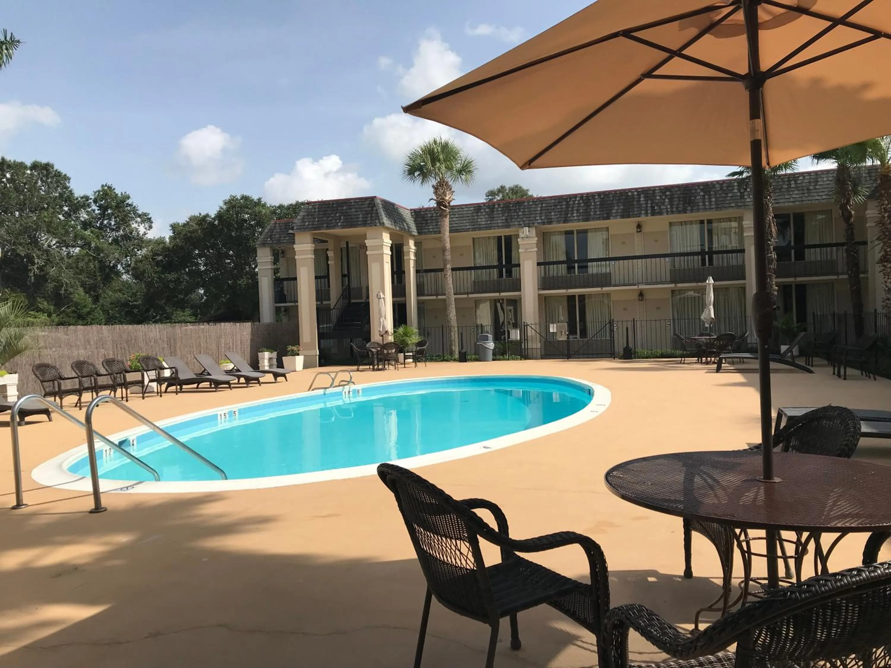 Swimming pool in Carmel Inn and Suites Thibodaux