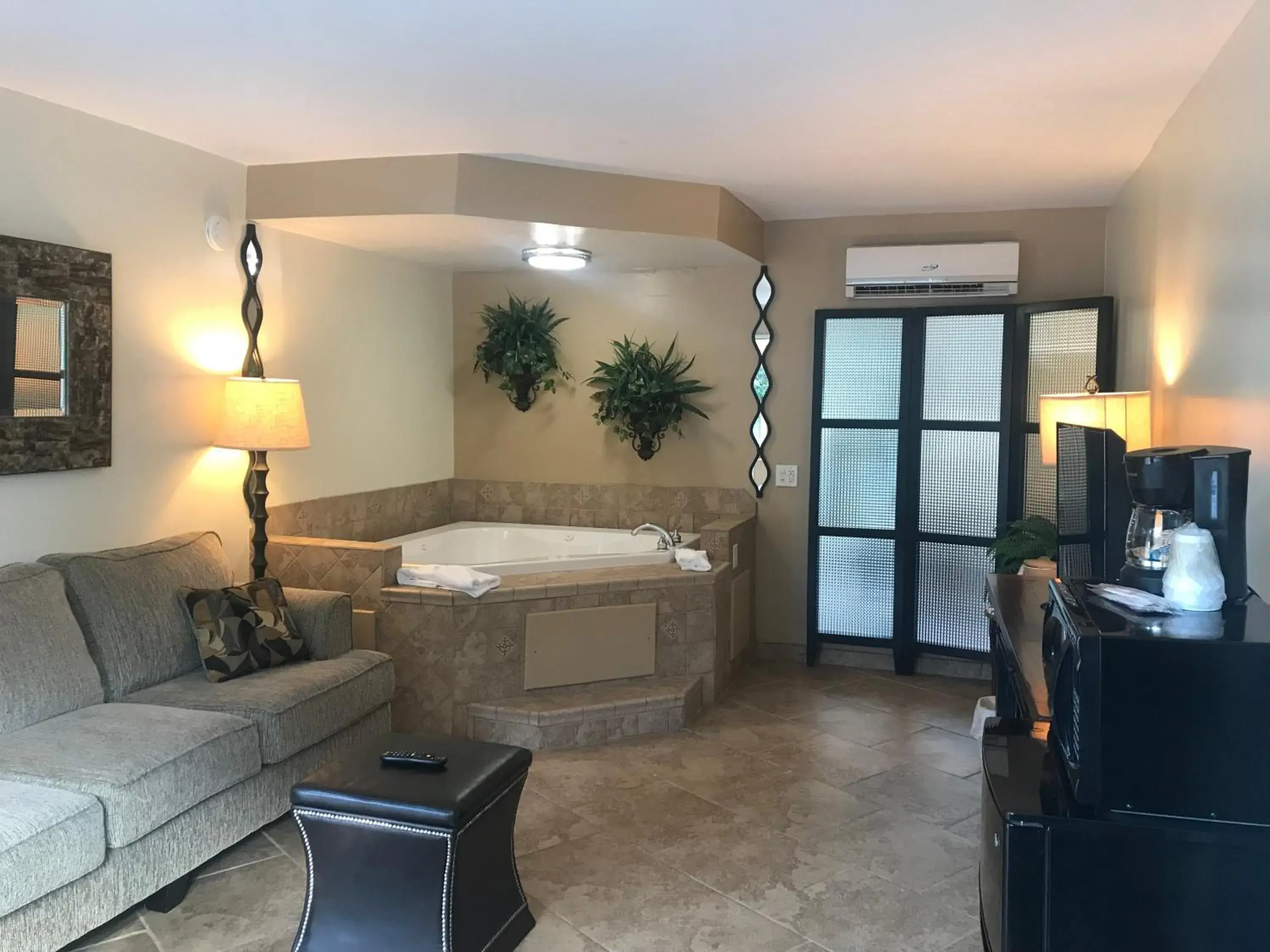 Living room in Carmel Inn and Suites Thibodaux Living room in Carmel Inn and Suites Thibodaux