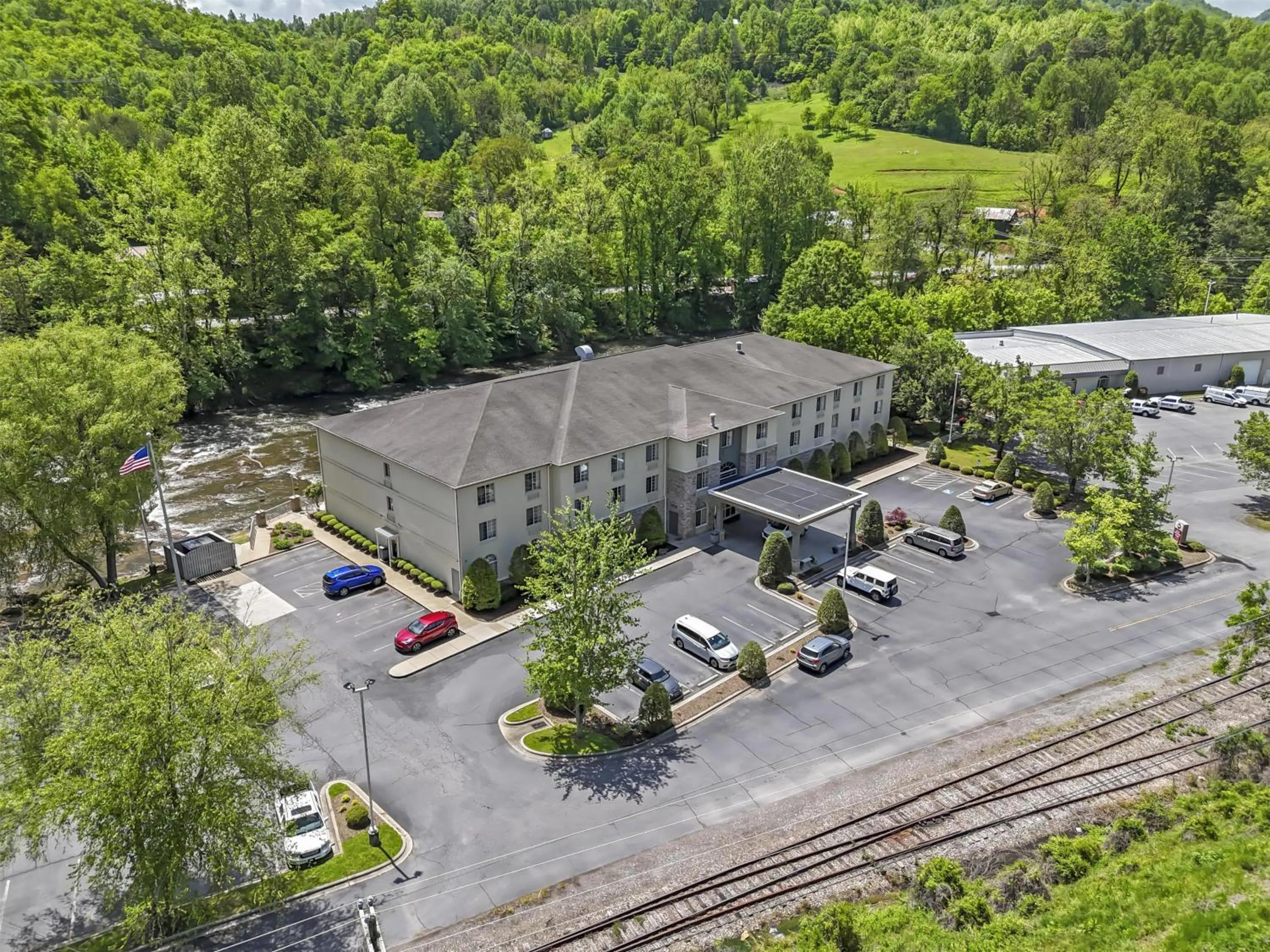 Property building in Best Western Plus River Escape Sylva / Dillsboro