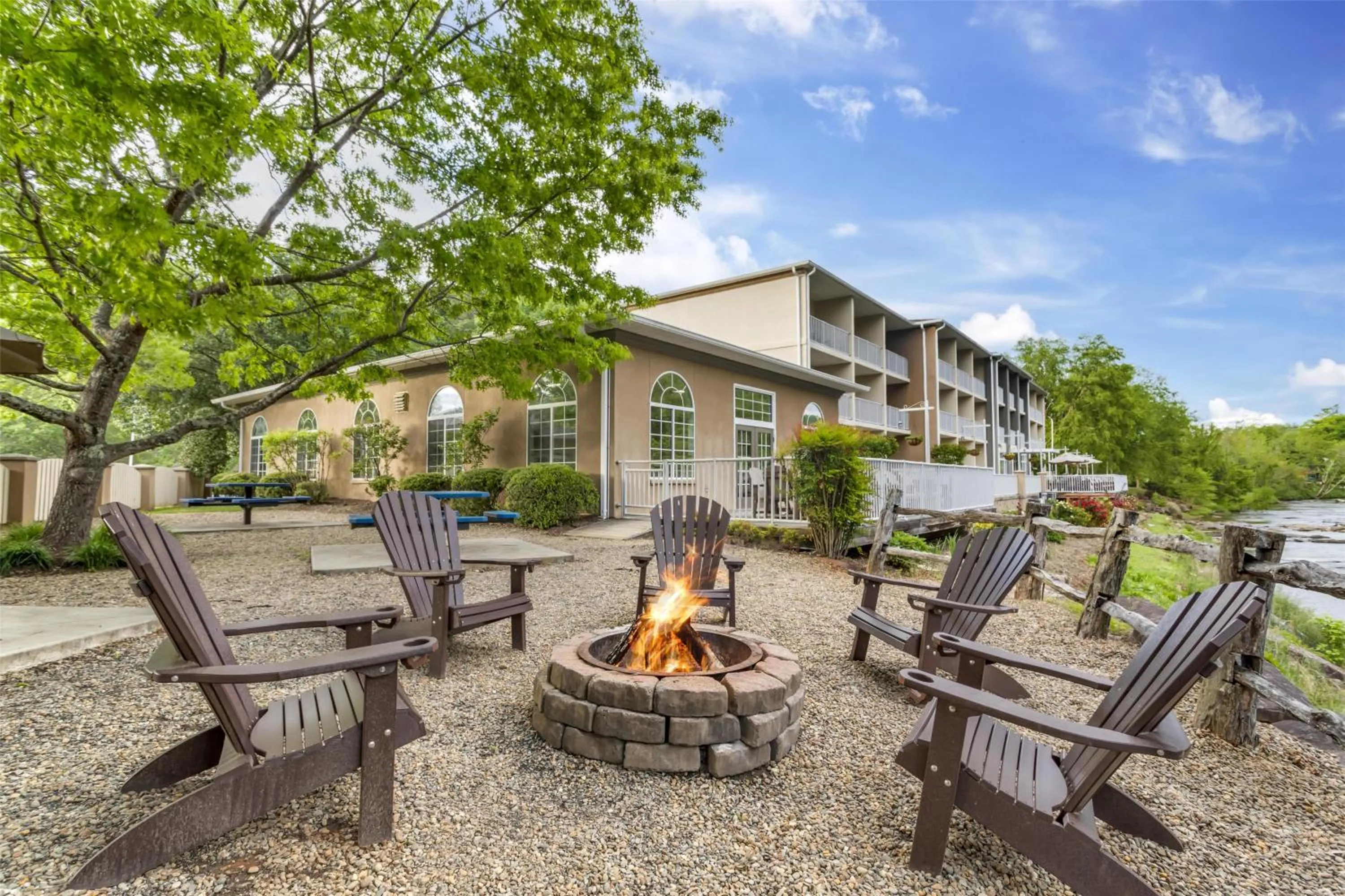 Property building in Best Western Plus River Escape Sylva / Dillsboro