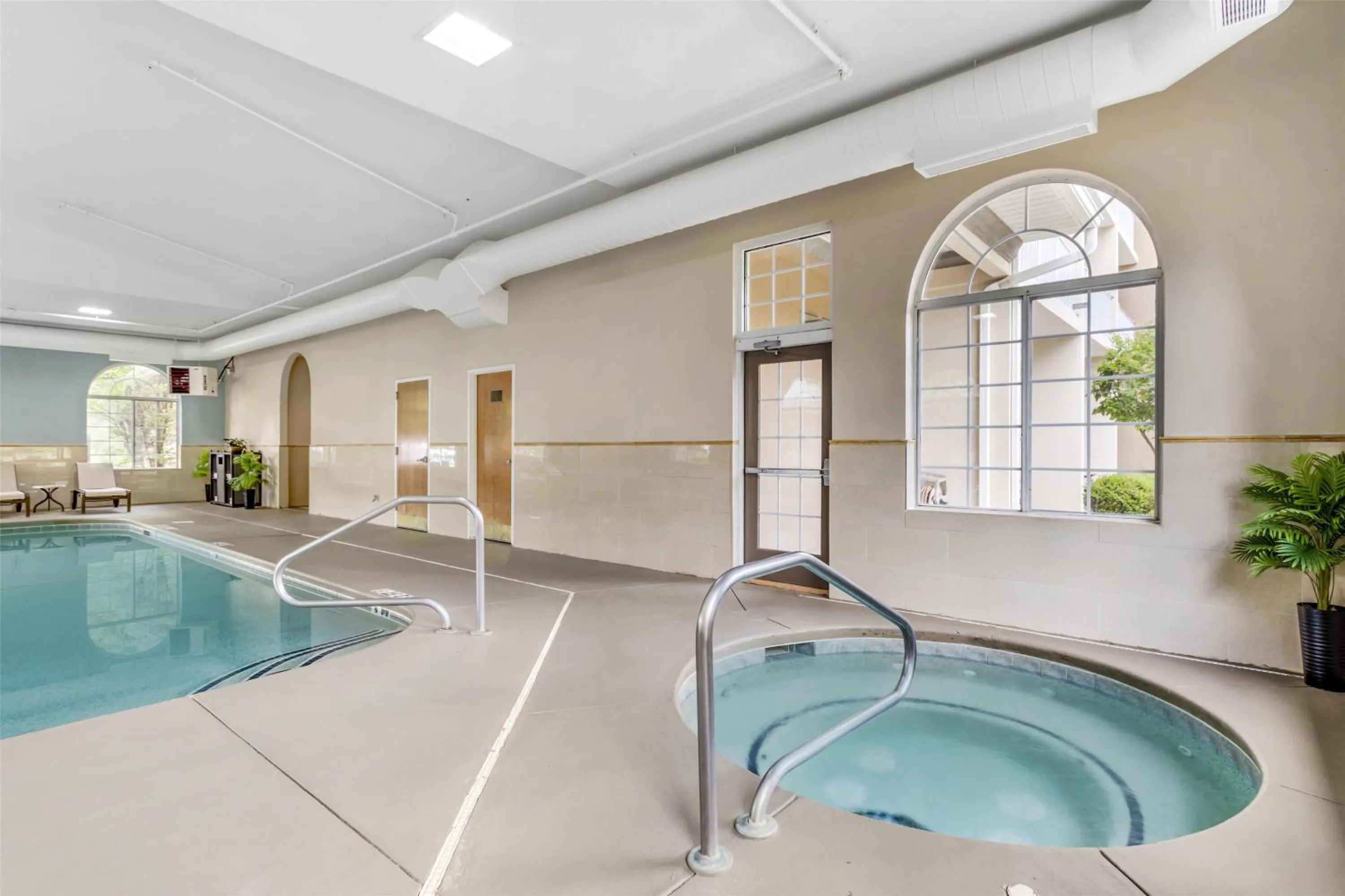 Pool view in Best Western Plus River Escape Sylva / Dillsboro