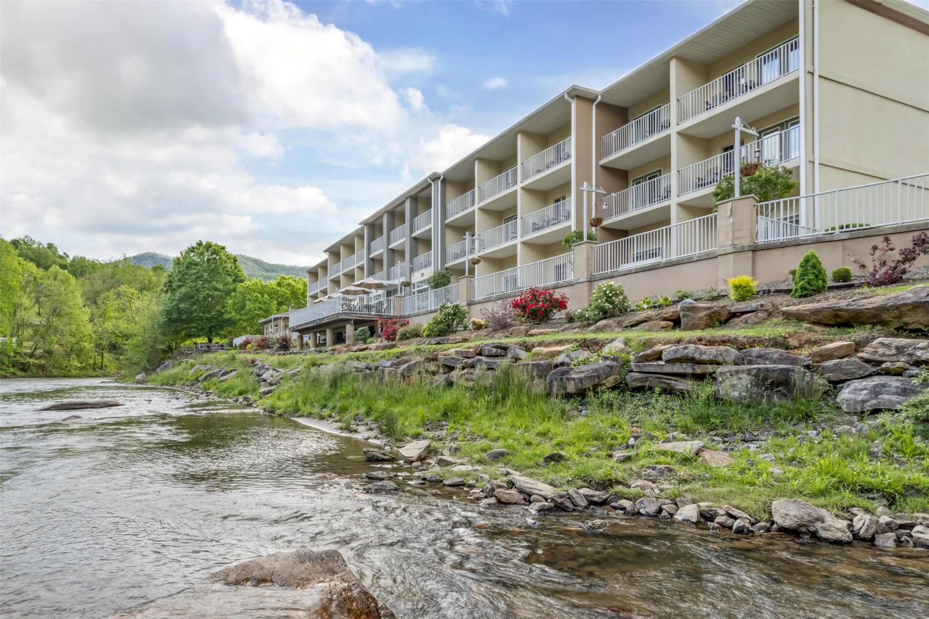 Property building in Best Western Plus River Escape Sylva / Dillsboro