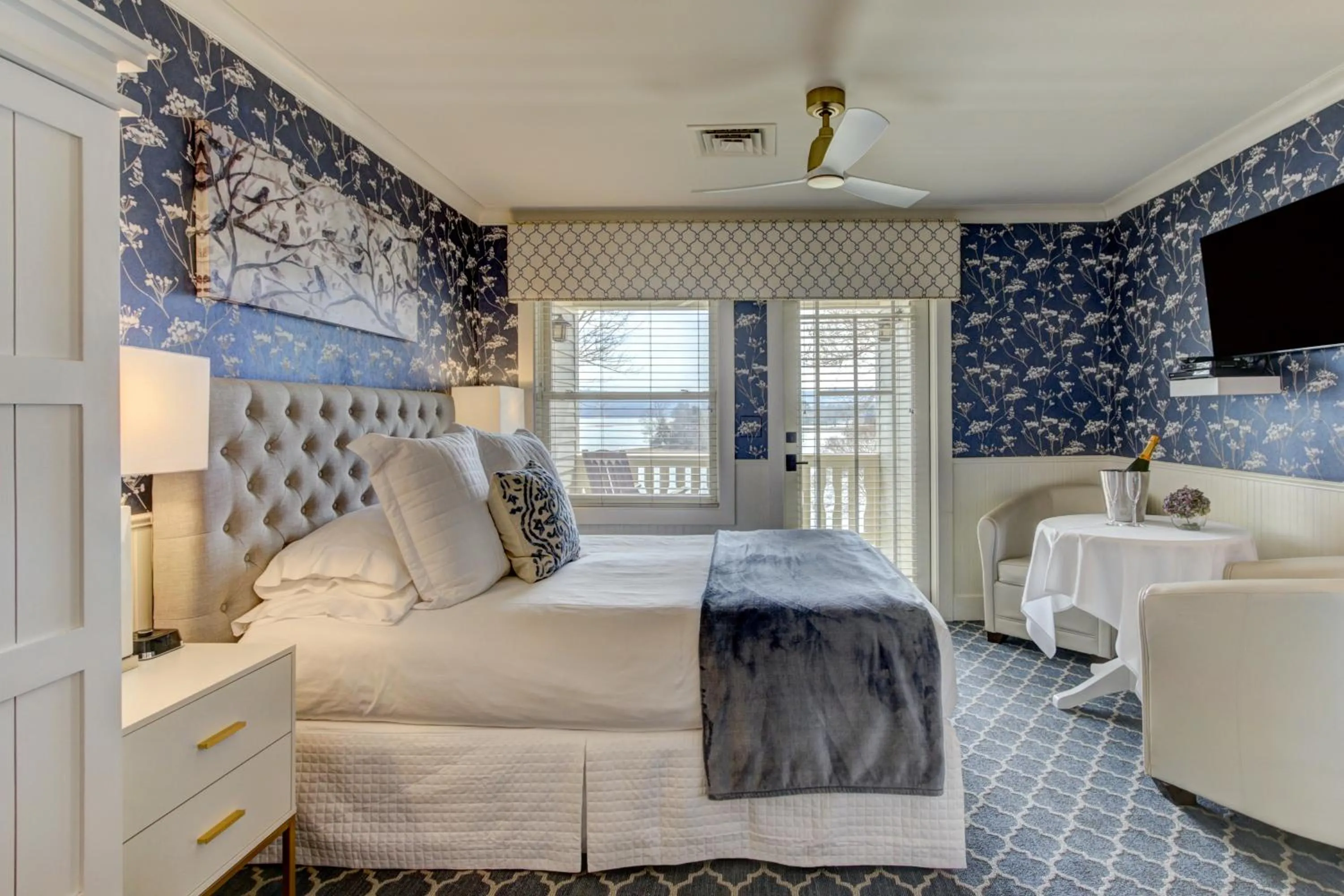 Bed in Lookout Point Lakeside Inn