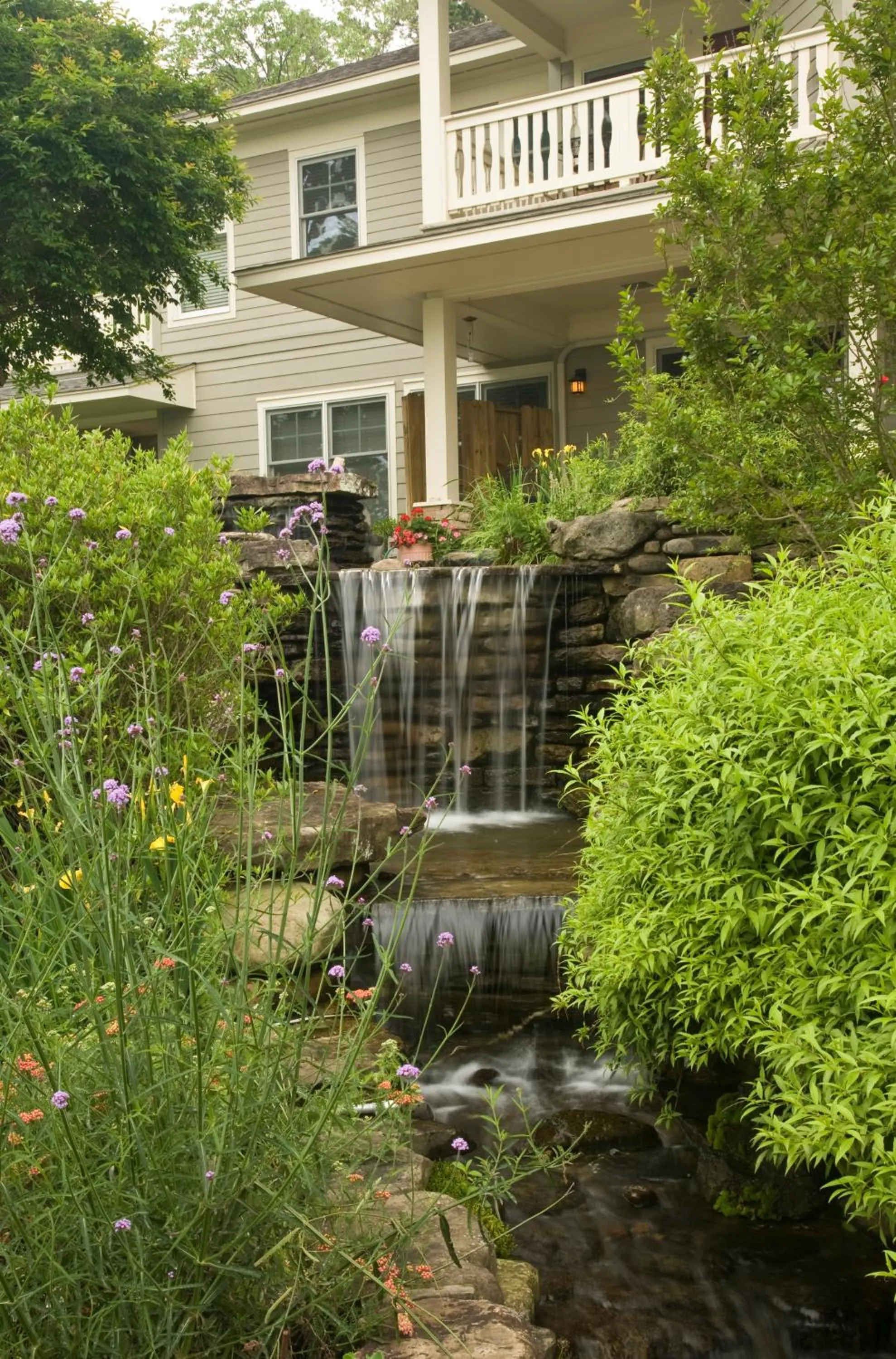 Garden view in Lookout Point Lakeside Inn