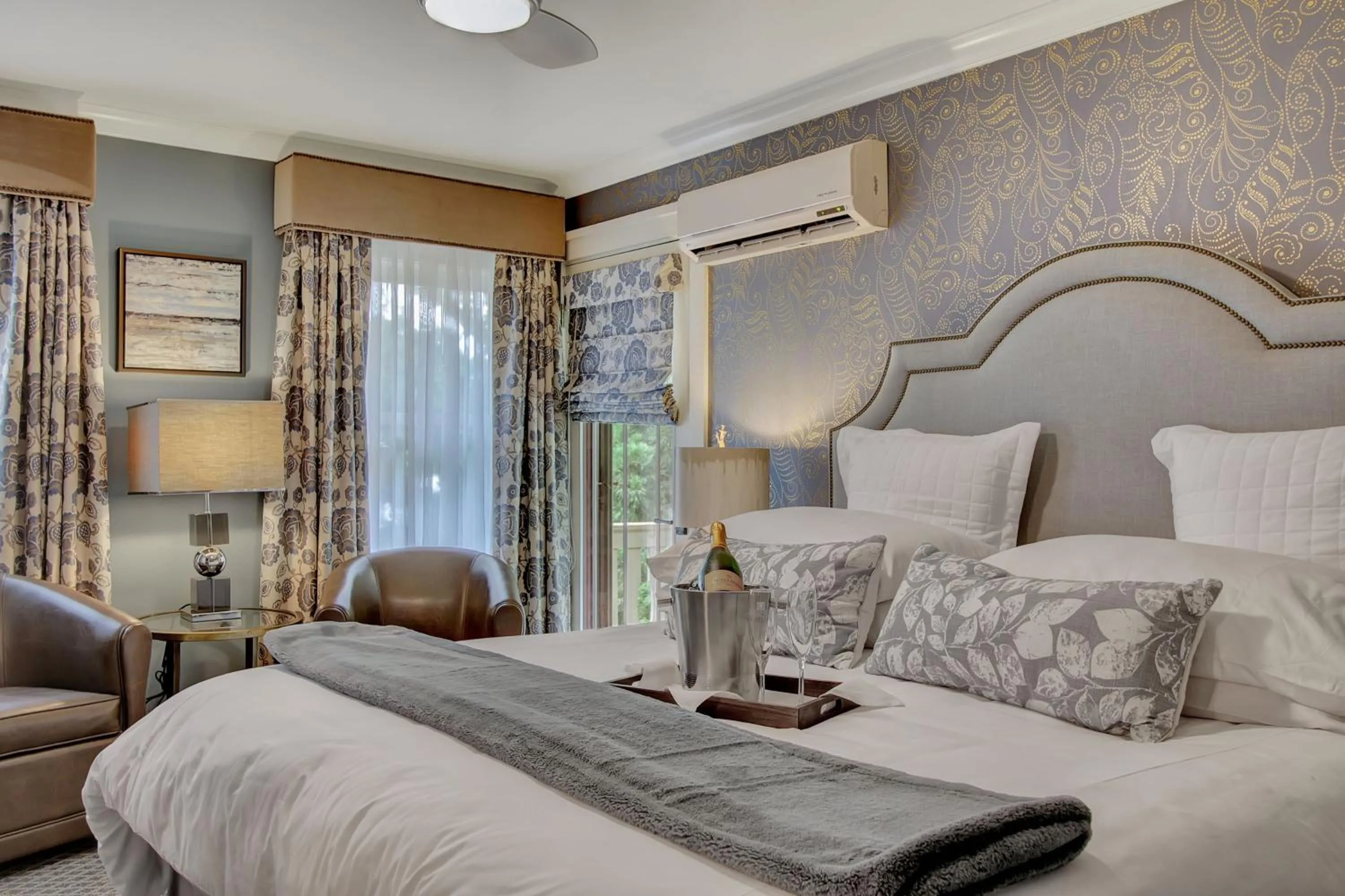 Bed in Lookout Point Lakeside Inn