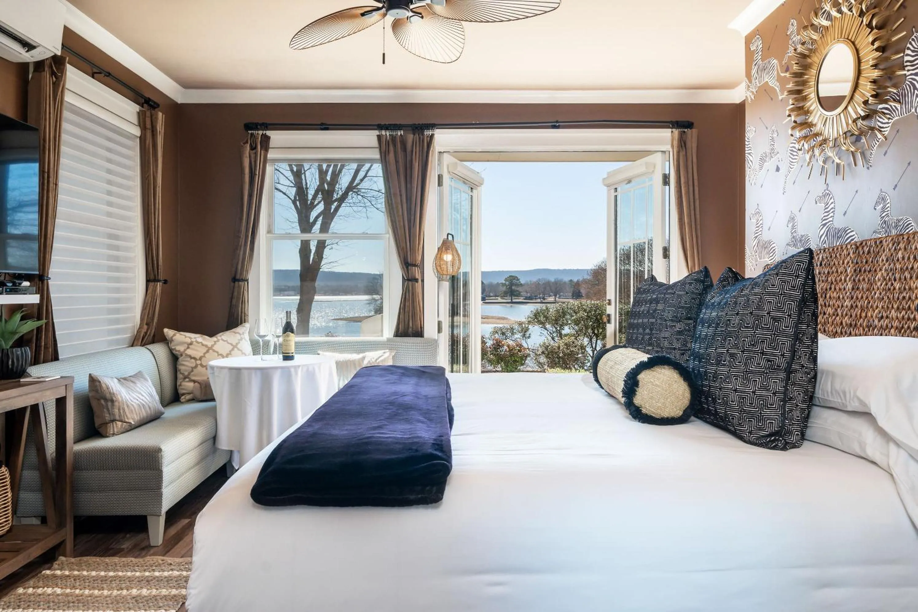 Bed in Lookout Point Lakeside Inn