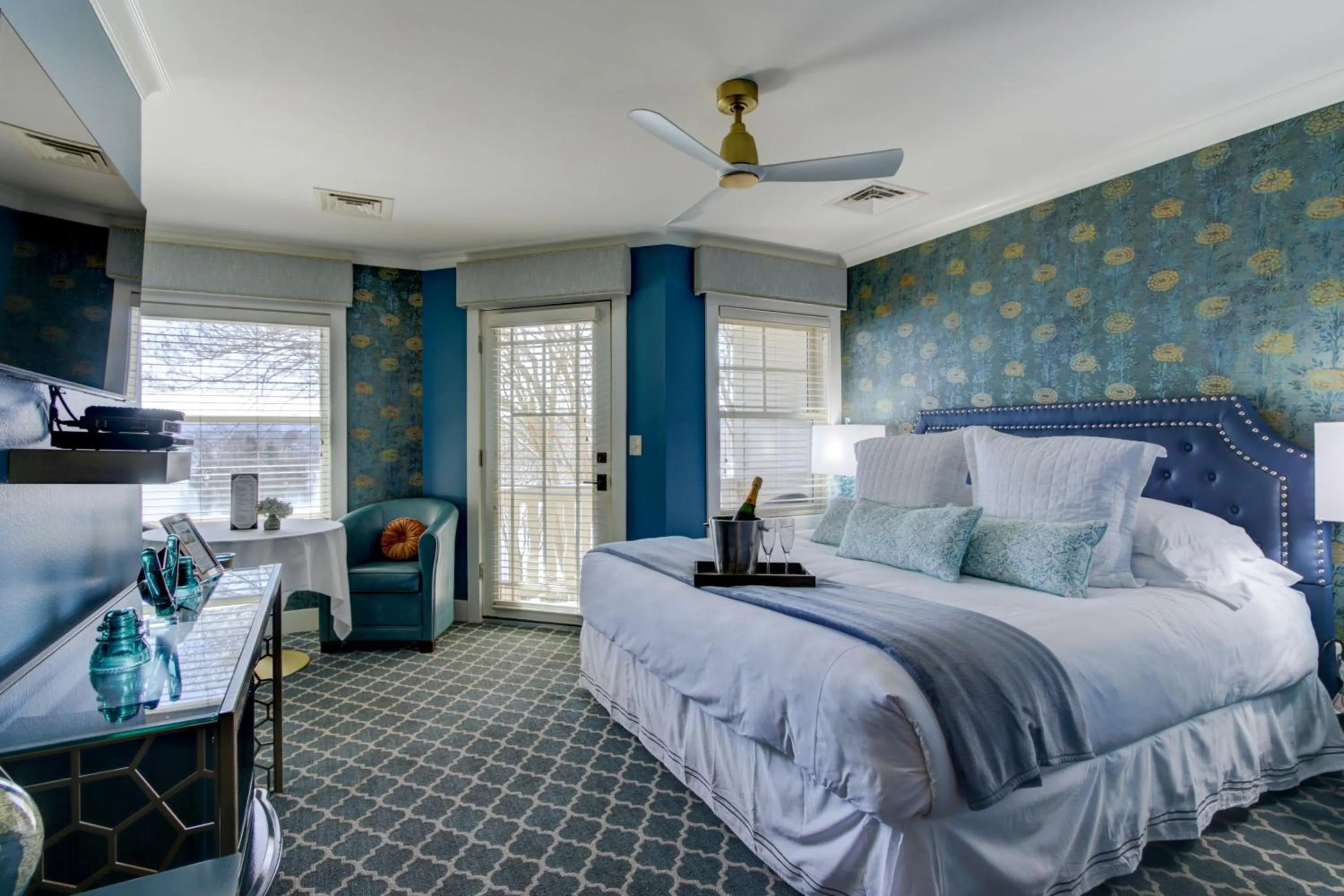 Bed in Lookout Point Lakeside Inn