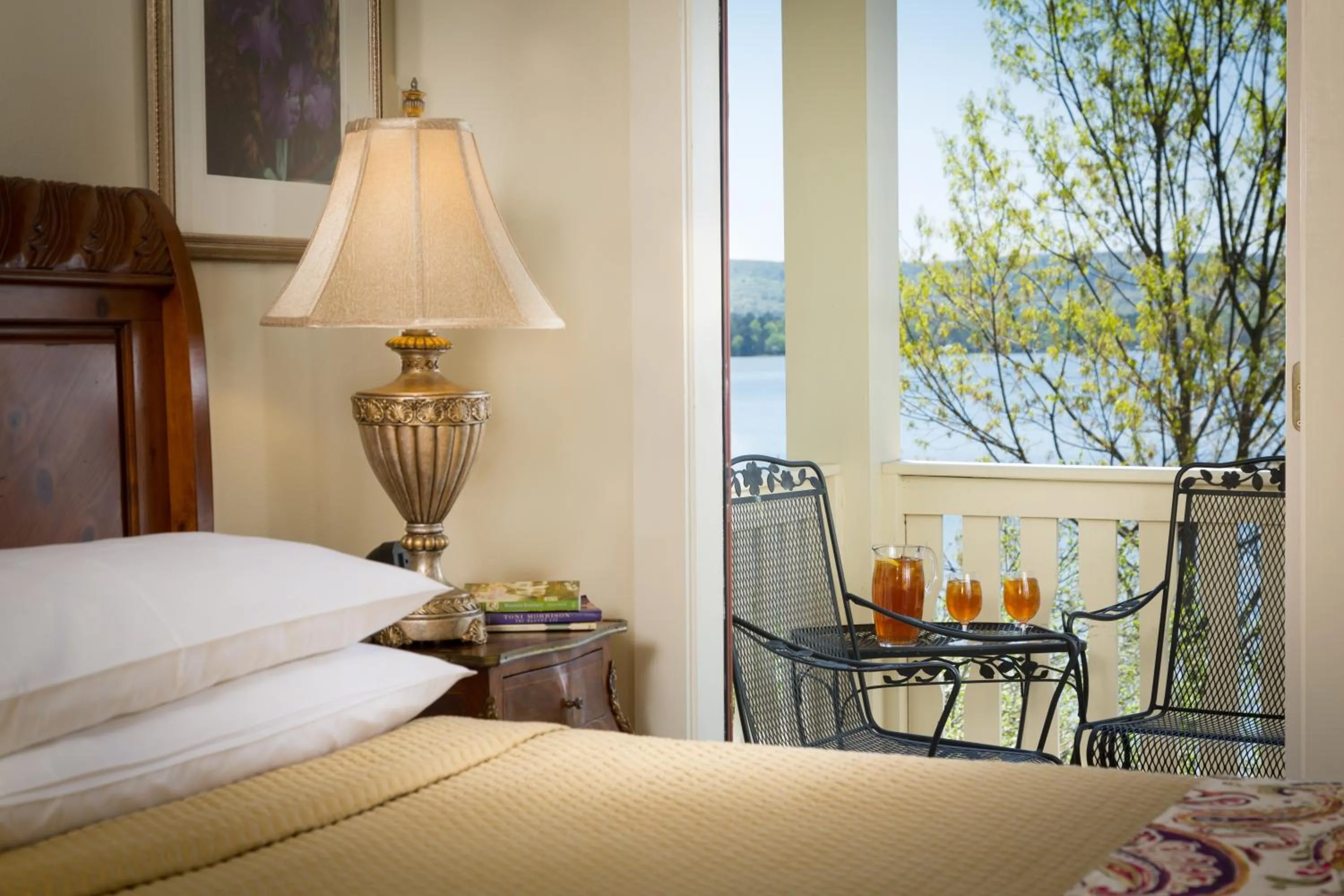 Bedroom, Bed in Lookout Point Lakeside Inn