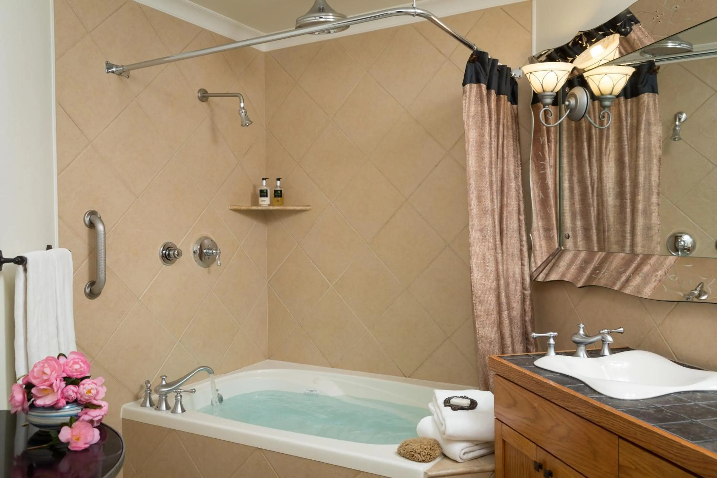 Bathroom in Lookout Point Lakeside Inn