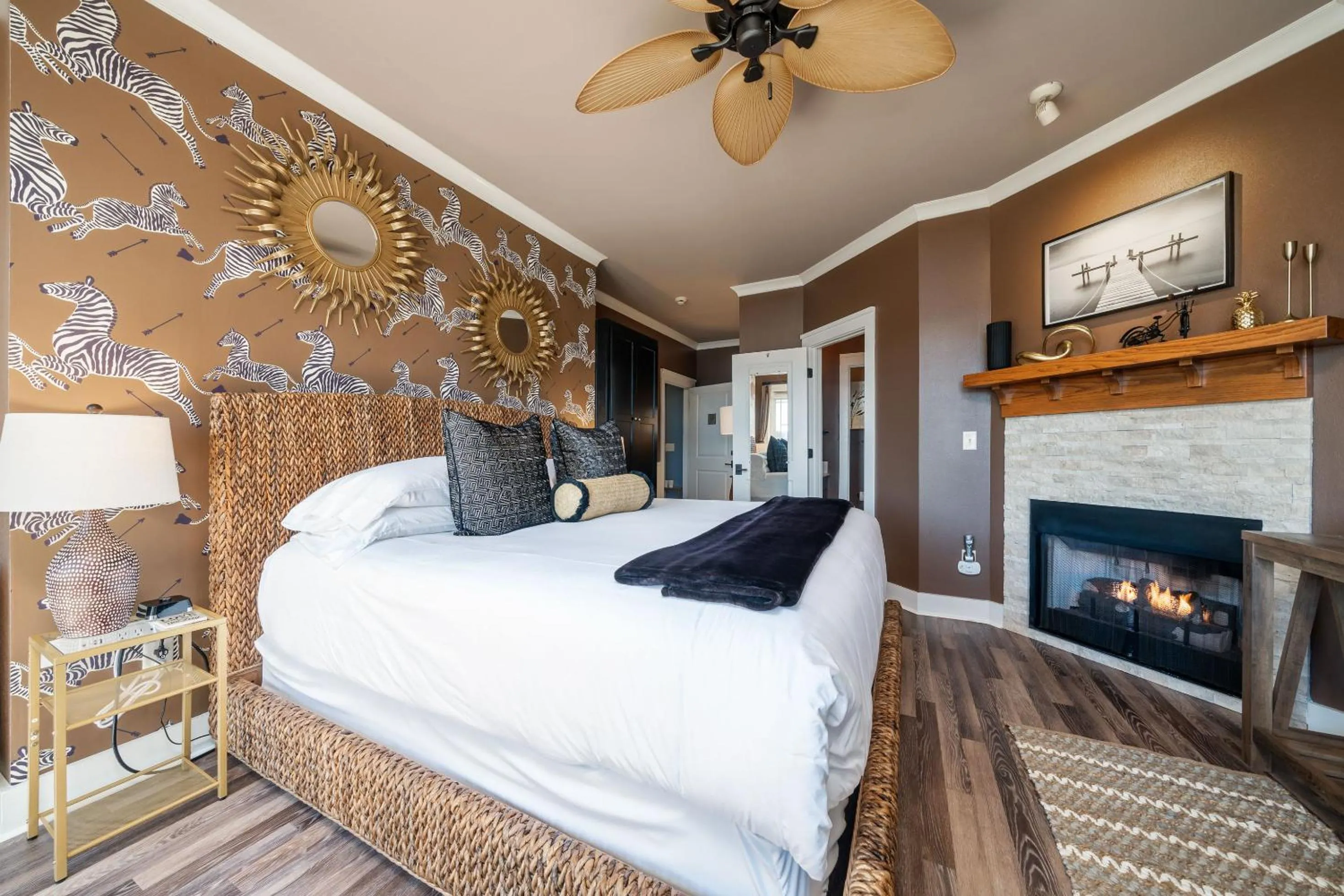 Bed in Lookout Point Lakeside Inn
