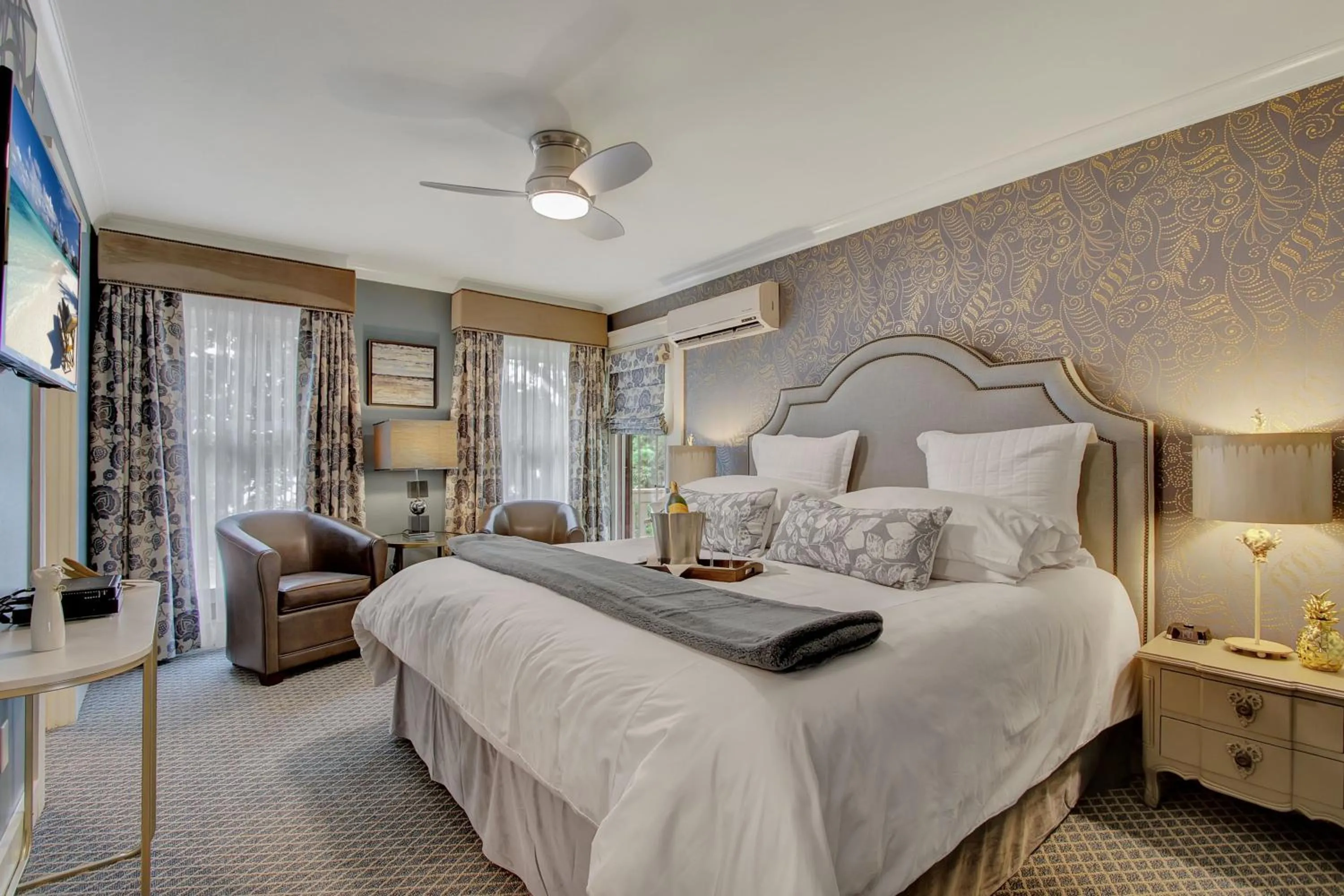 Bed in Lookout Point Lakeside Inn