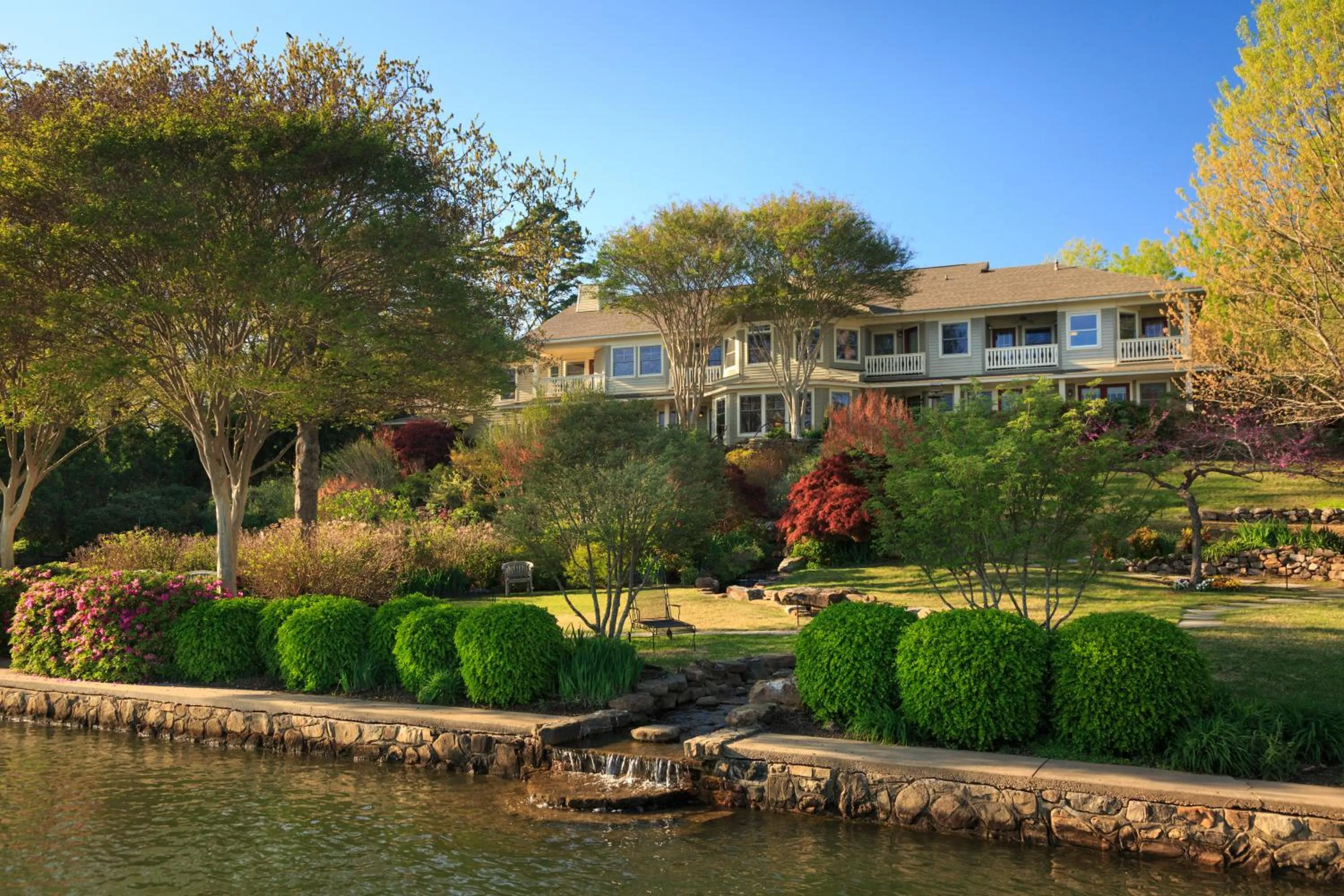 Facade/entrance in Lookout Point Lakeside Inn