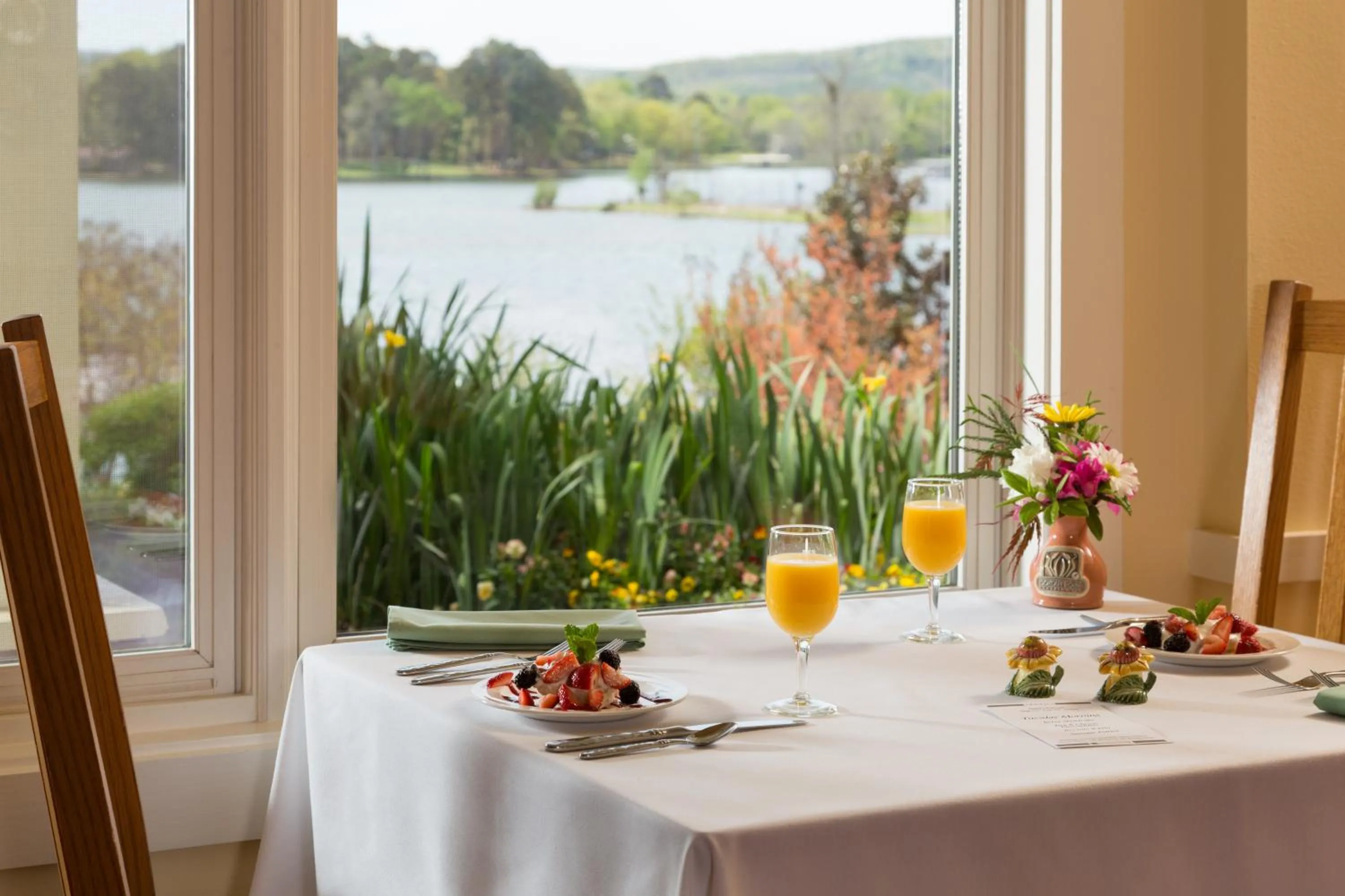 Restaurant/places to eat in Lookout Point Lakeside Inn