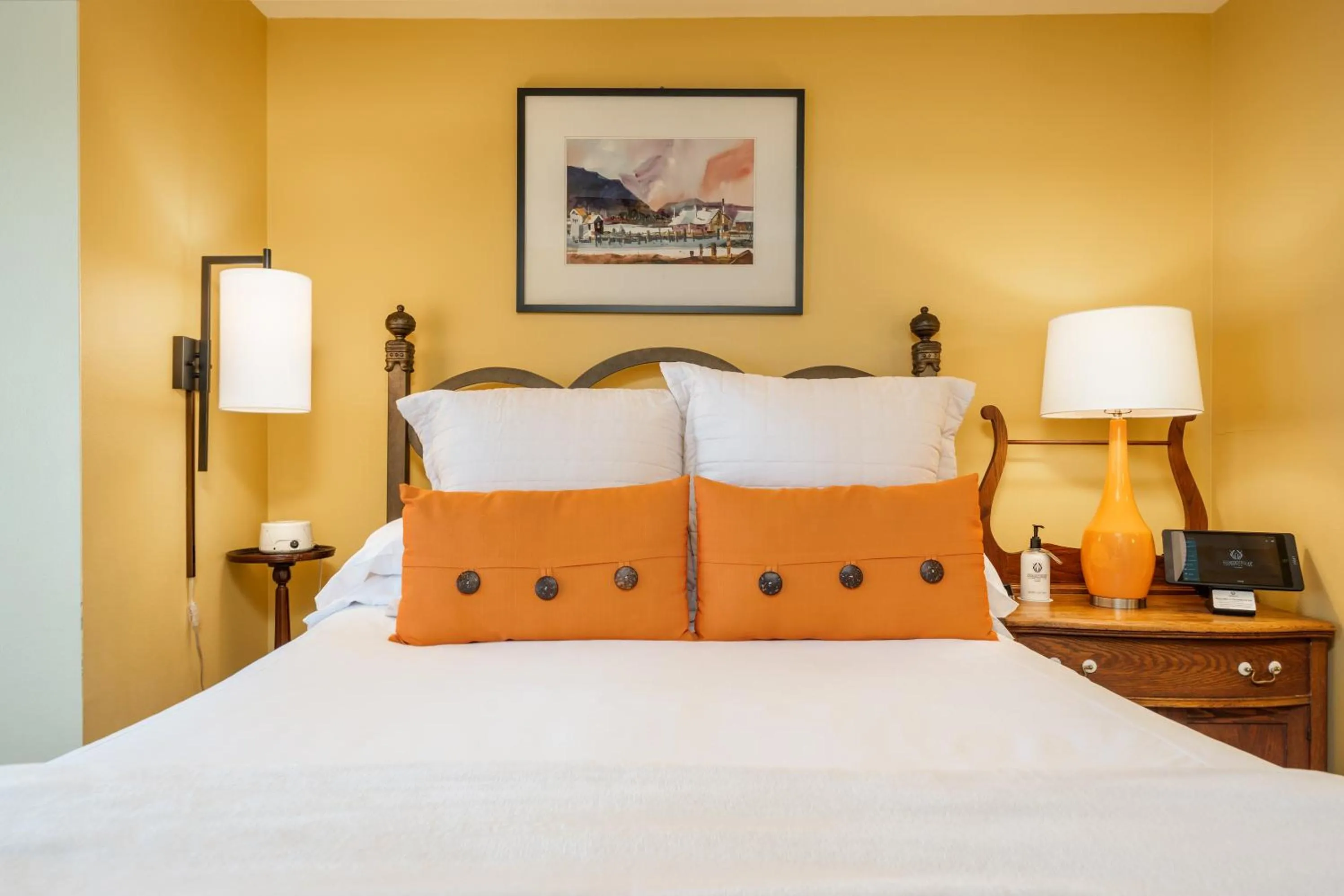 Bed in Lookout Point Lakeside Inn