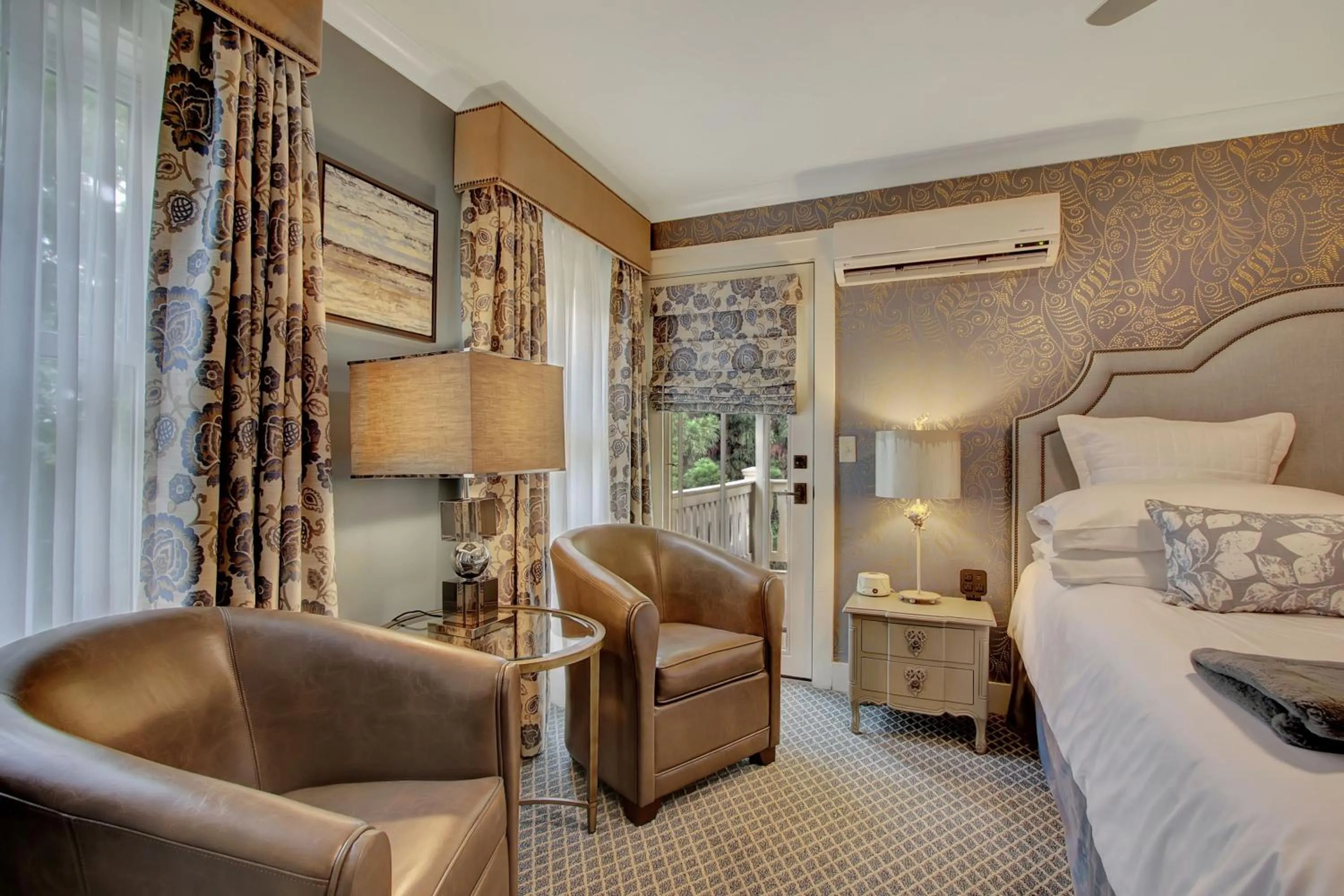 Bed in Lookout Point Lakeside Inn