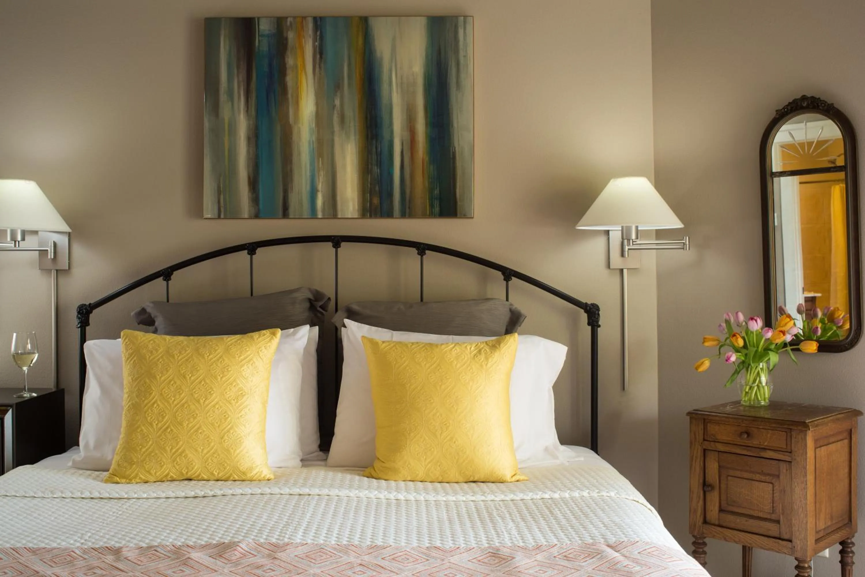 Bedroom, Bed in Lookout Point Lakeside Inn
