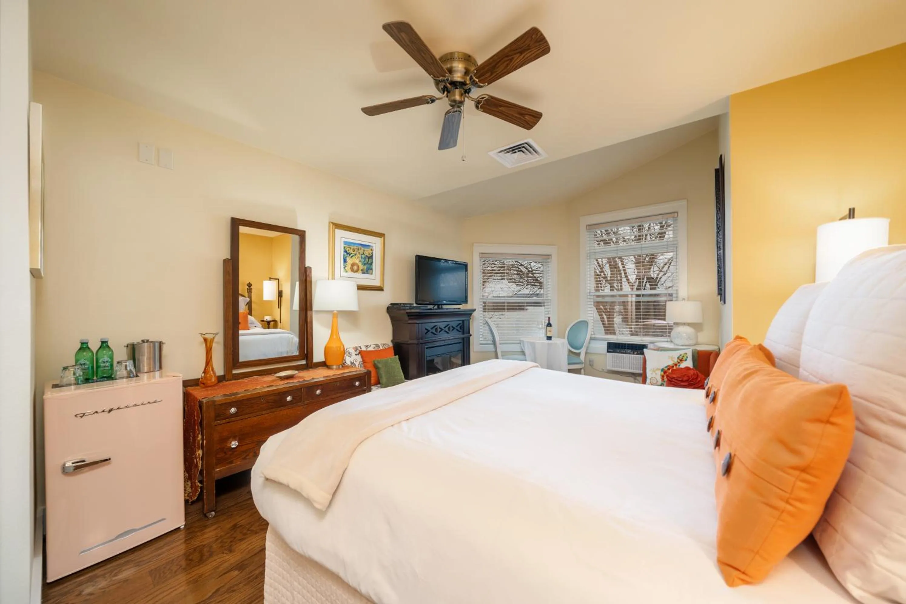 Bed in Lookout Point Lakeside Inn