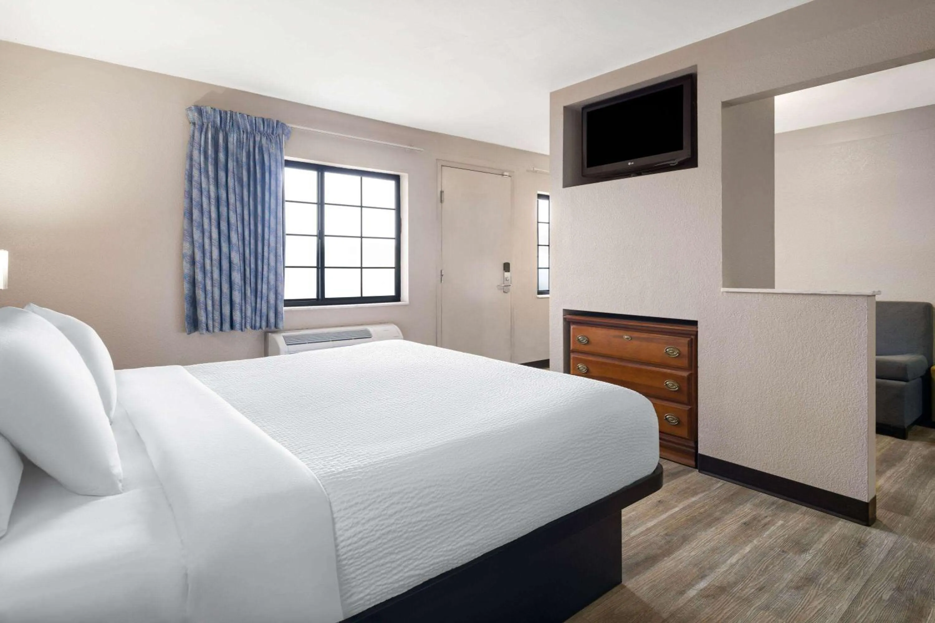 Photo of the whole room, Bed in Days Inn & Suites by Wyndham Kokomo