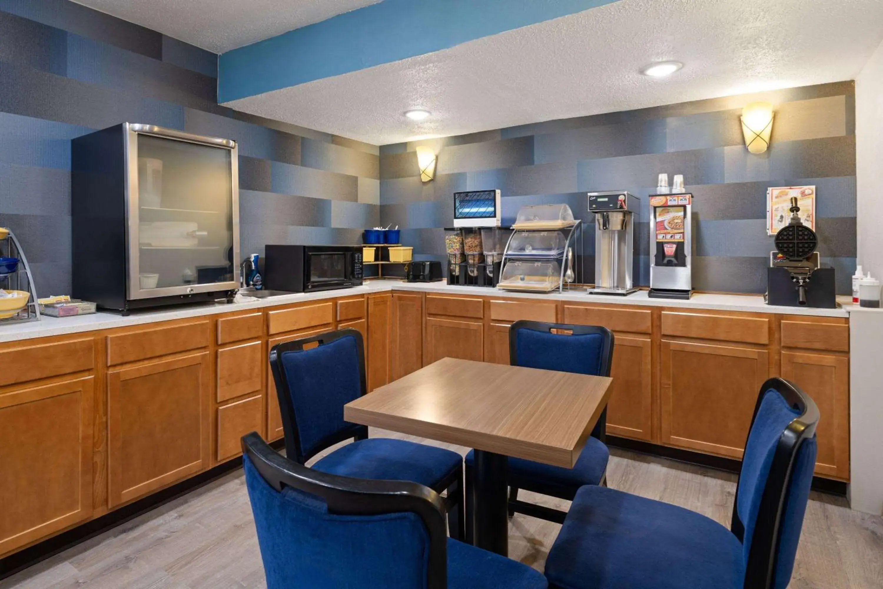 Breakfast in Days Inn & Suites by Wyndham Kokomo Breakfast in Days Inn & Suites by Wyndham Kokomo