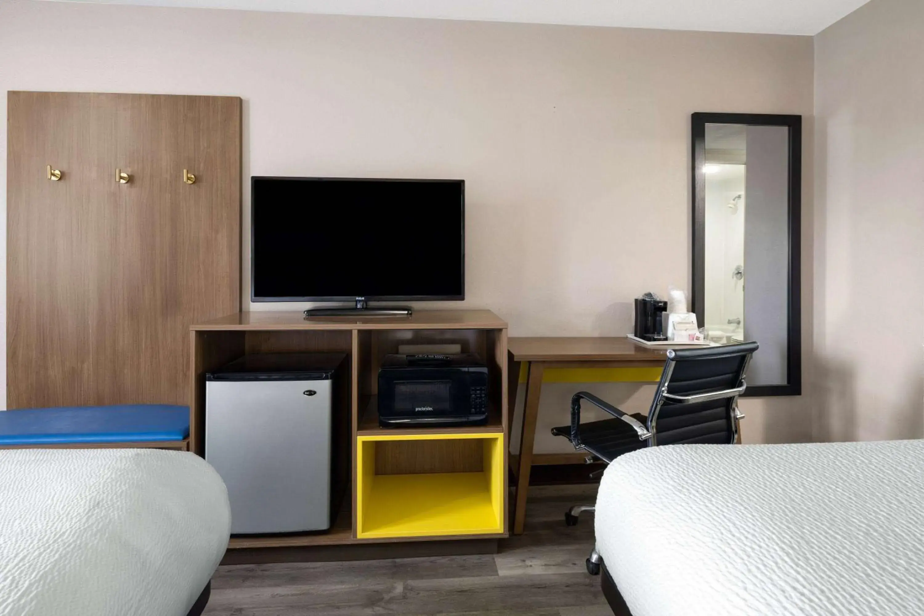 Photo of the whole room, Bed in Days Inn & Suites by Wyndham Kokomo Photo of the whole room, Bed in Days Inn & Suites by Wyndham Kokomo