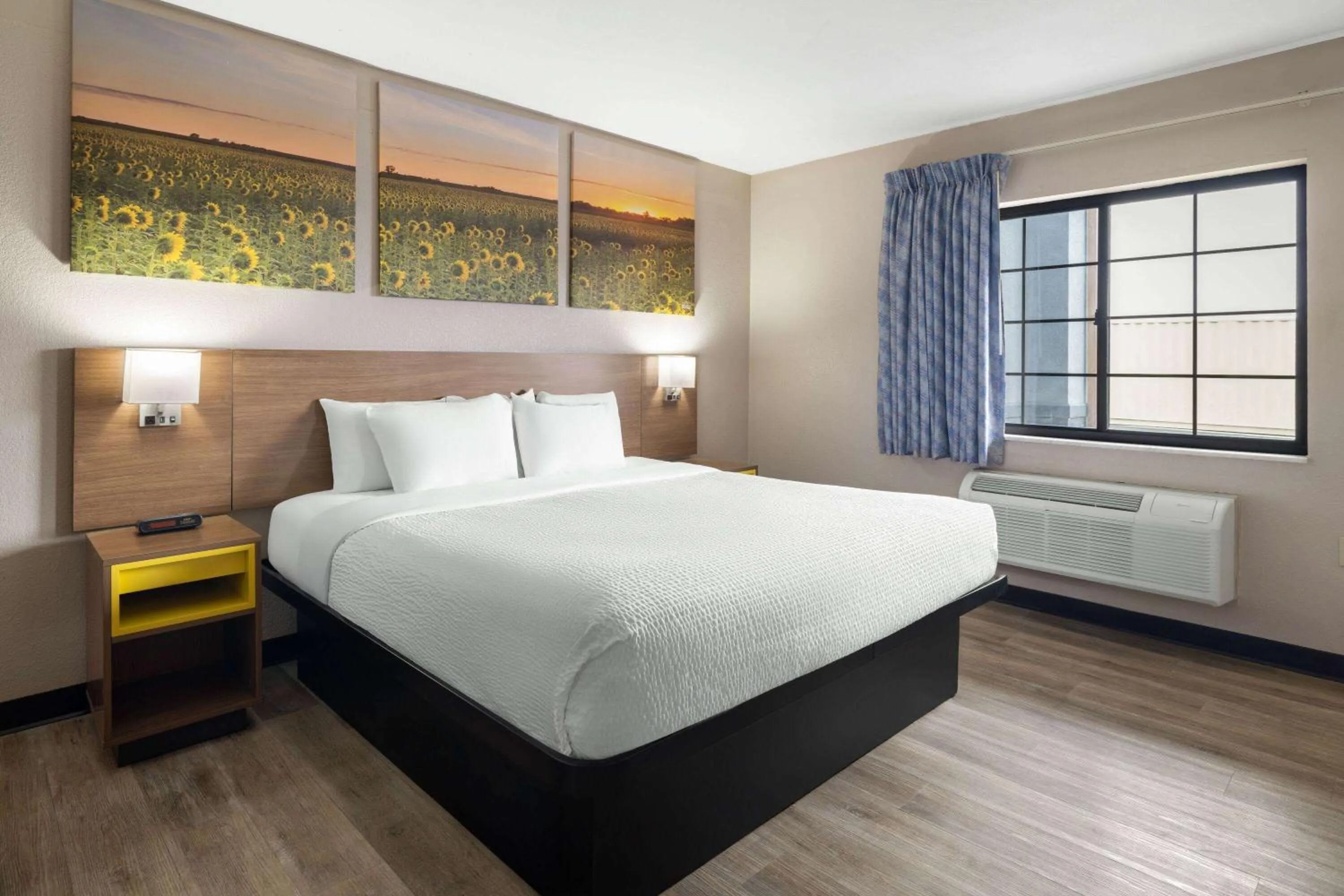 Photo of the whole room, Bed in Days Inn & Suites by Wyndham Kokomo