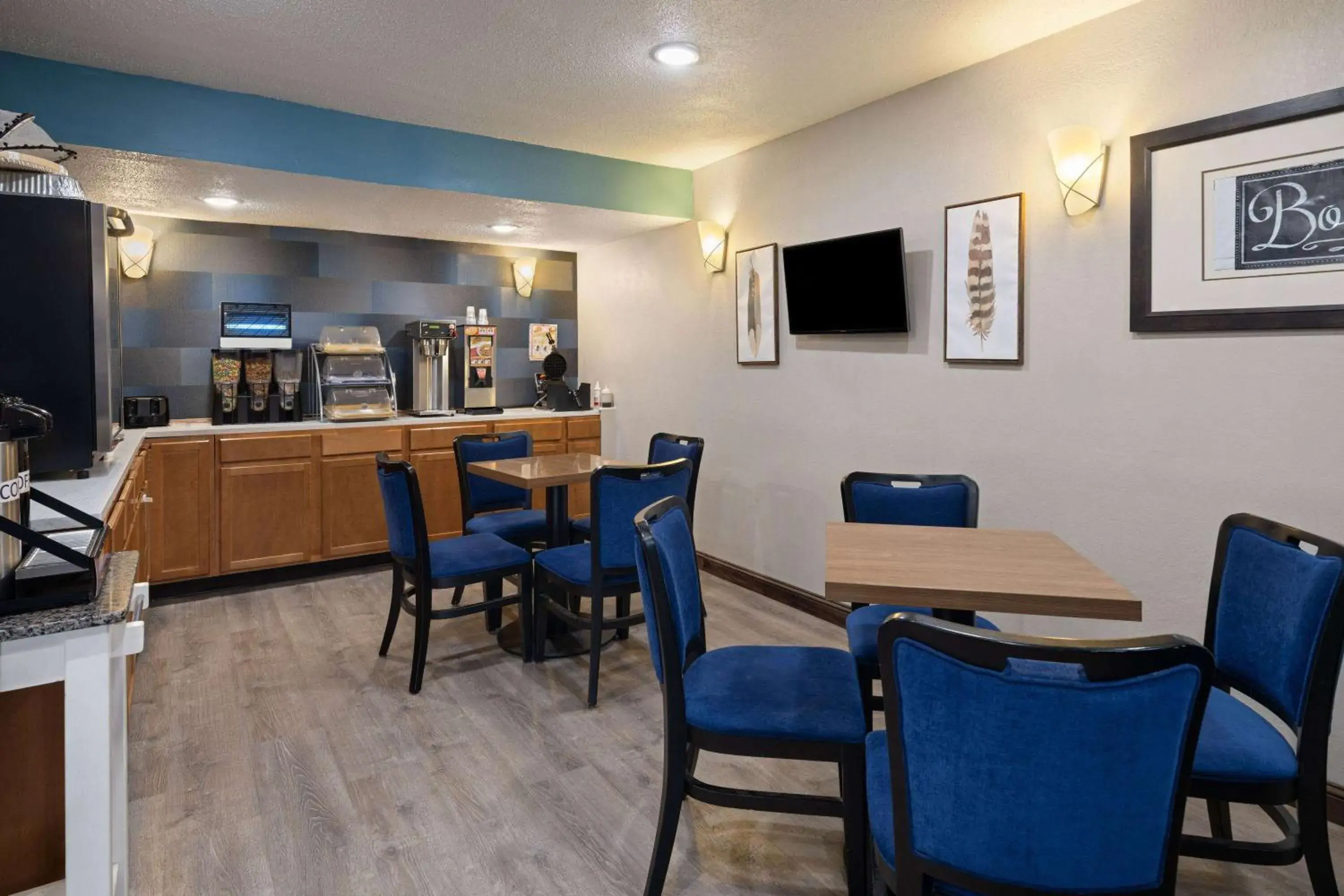 Breakfast in Days Inn & Suites by Wyndham Kokomo Breakfast in Days Inn & Suites by Wyndham Kokomo