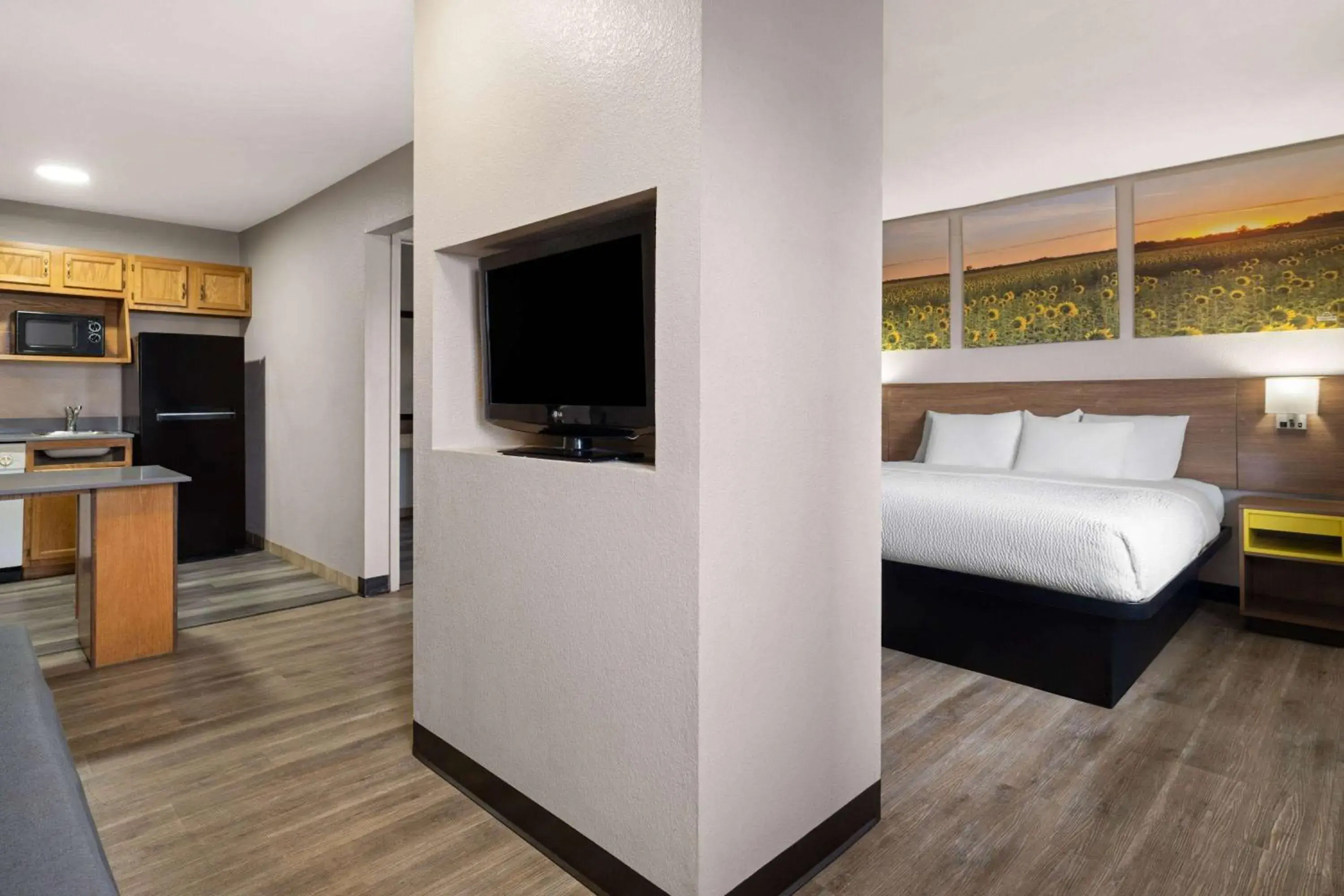 Photo of the whole room, Bed in Days Inn & Suites by Wyndham Kokomo Photo of the whole room, Bed in Days Inn & Suites by Wyndham Kokomo