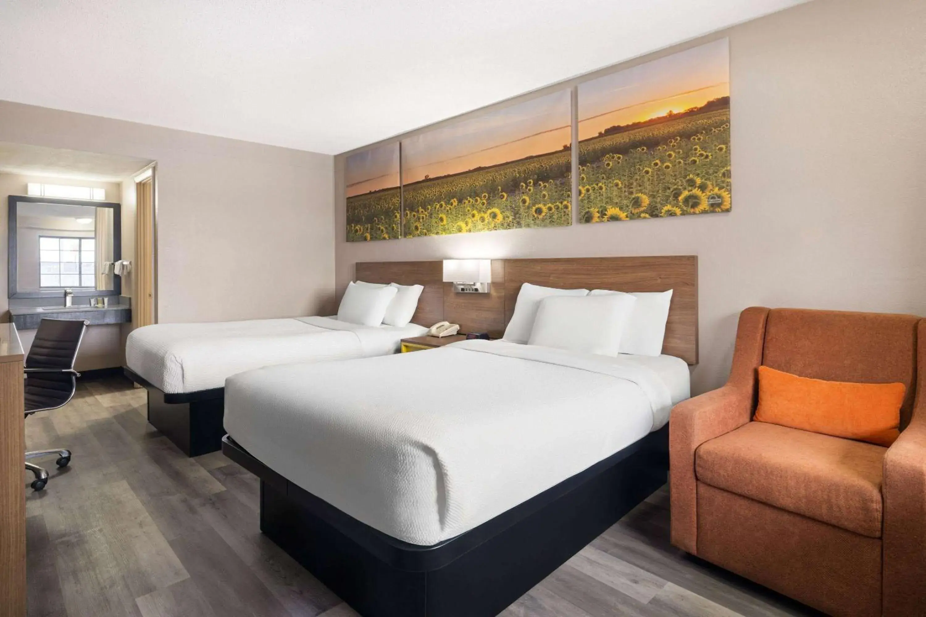 Photo of the whole room, Bed in Days Inn & Suites by Wyndham Kokomo Photo of the whole room, Bed in Days Inn & Suites by Wyndham Kokomo