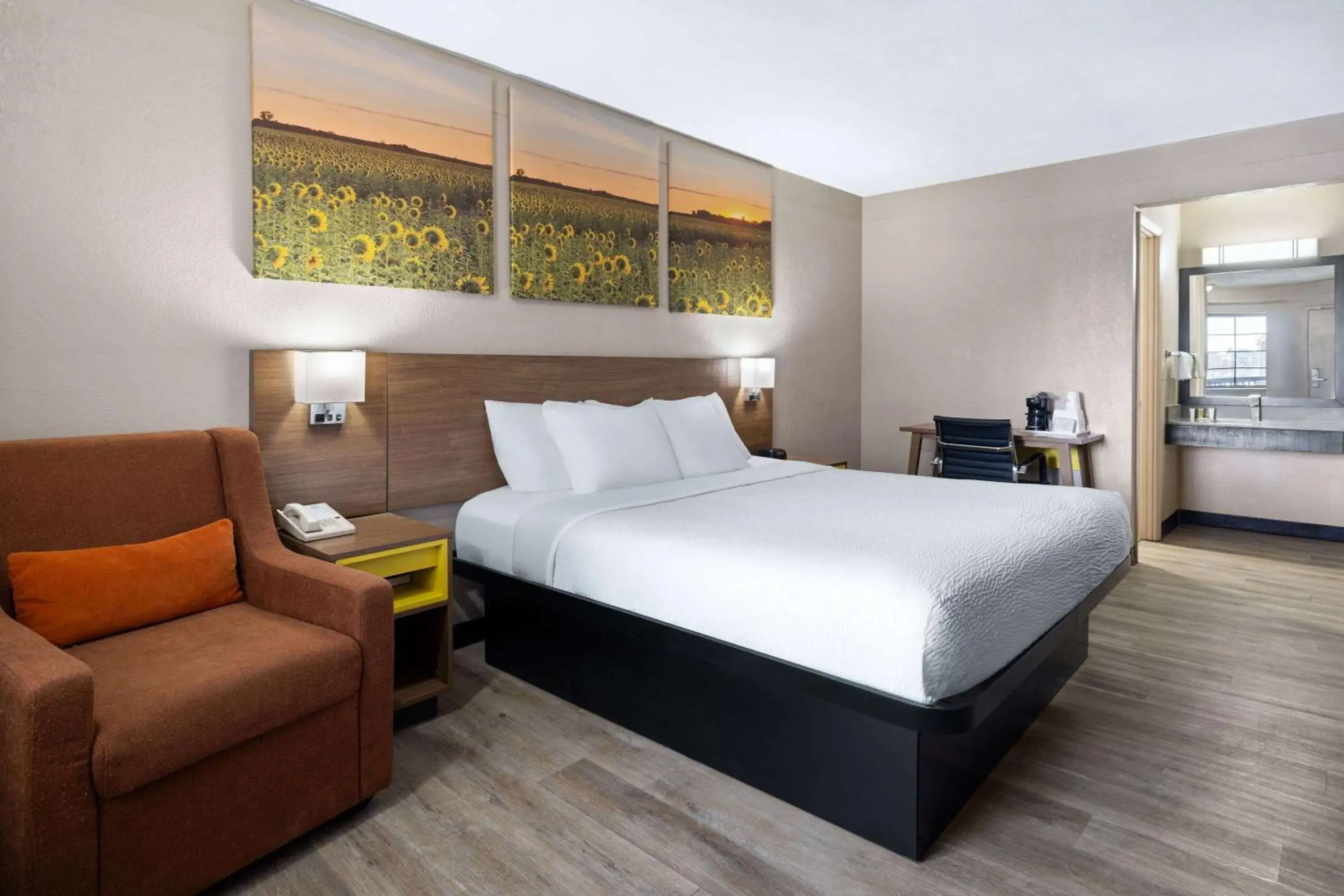 Photo of the whole room, Bed in Days Inn & Suites by Wyndham Kokomo Photo of the whole room, Bed in Days Inn & Suites by Wyndham Kokomo