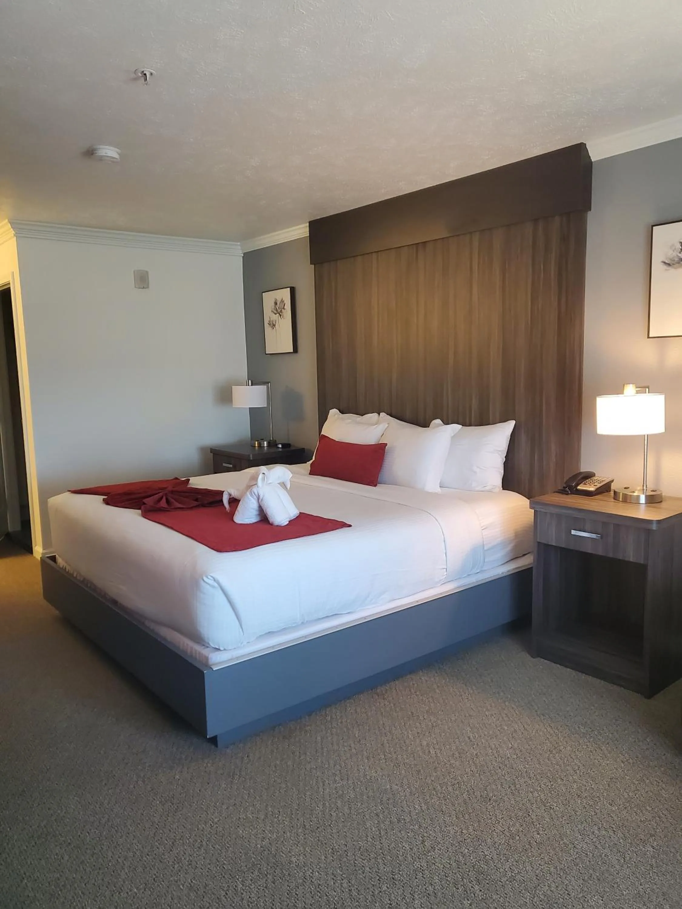 Bedroom, Bed in Sequoia Inn