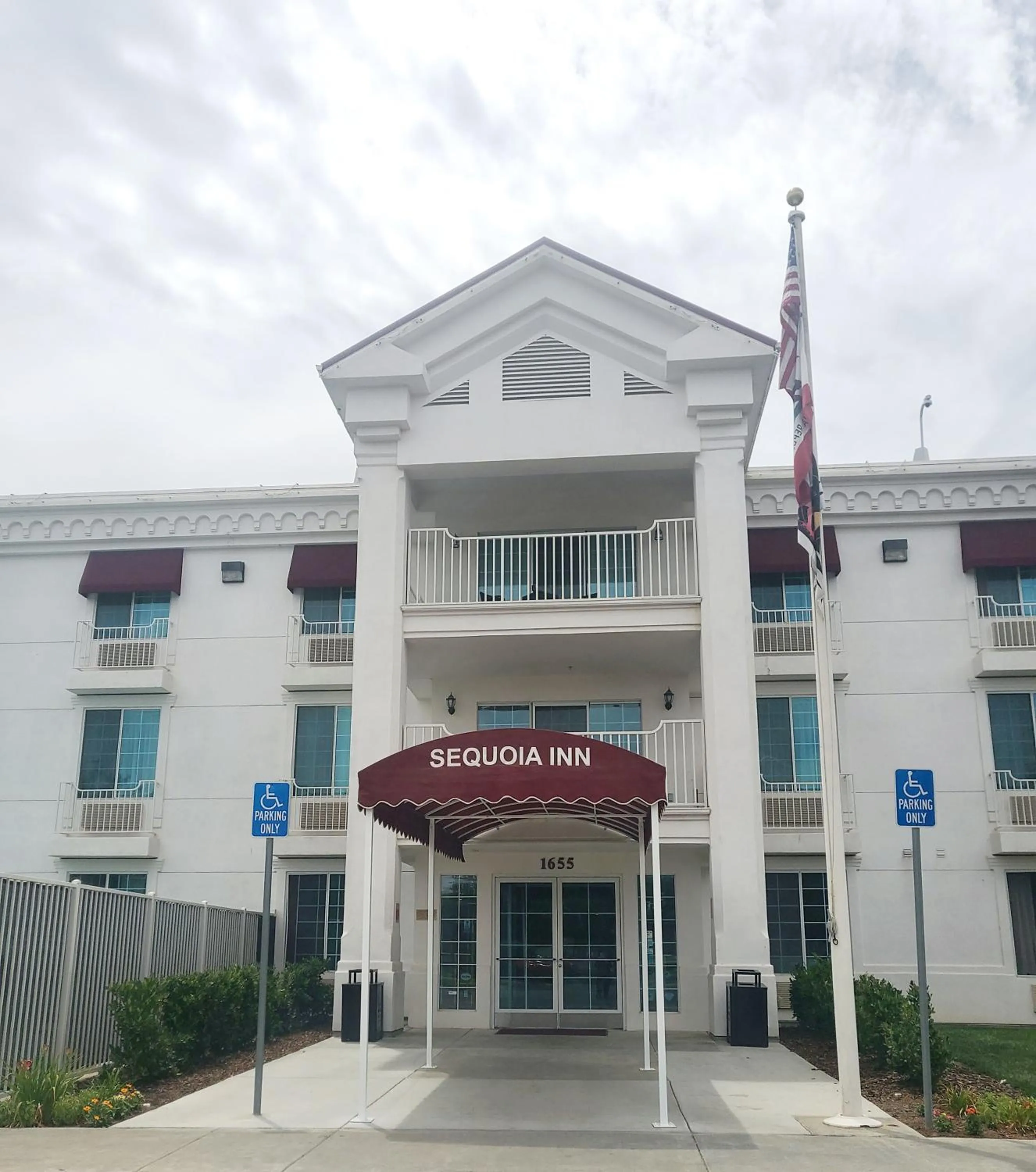 Facade/entrance in Sequoia Inn