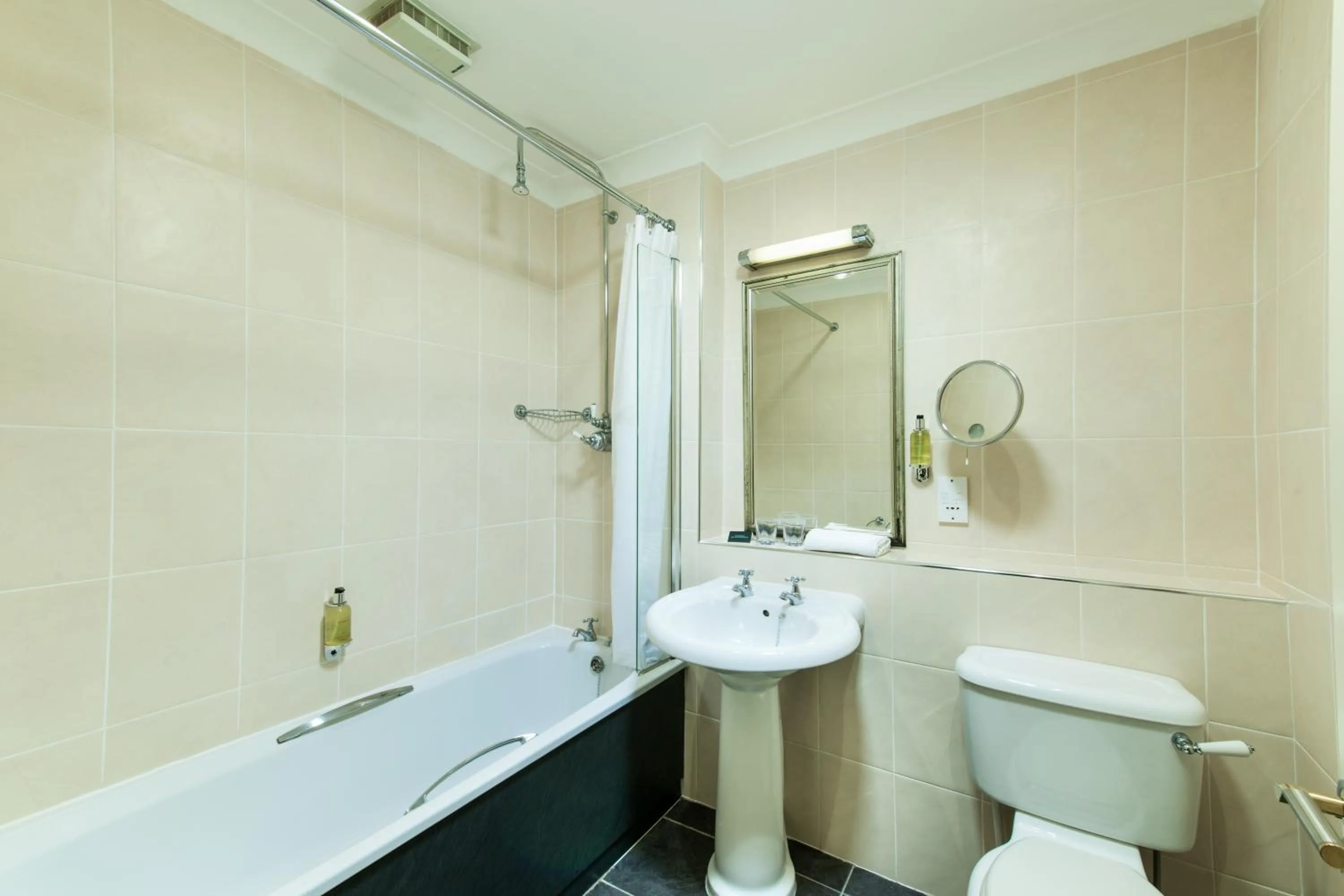 Bathroom in Leonardo Boutique Huntingtower Perth