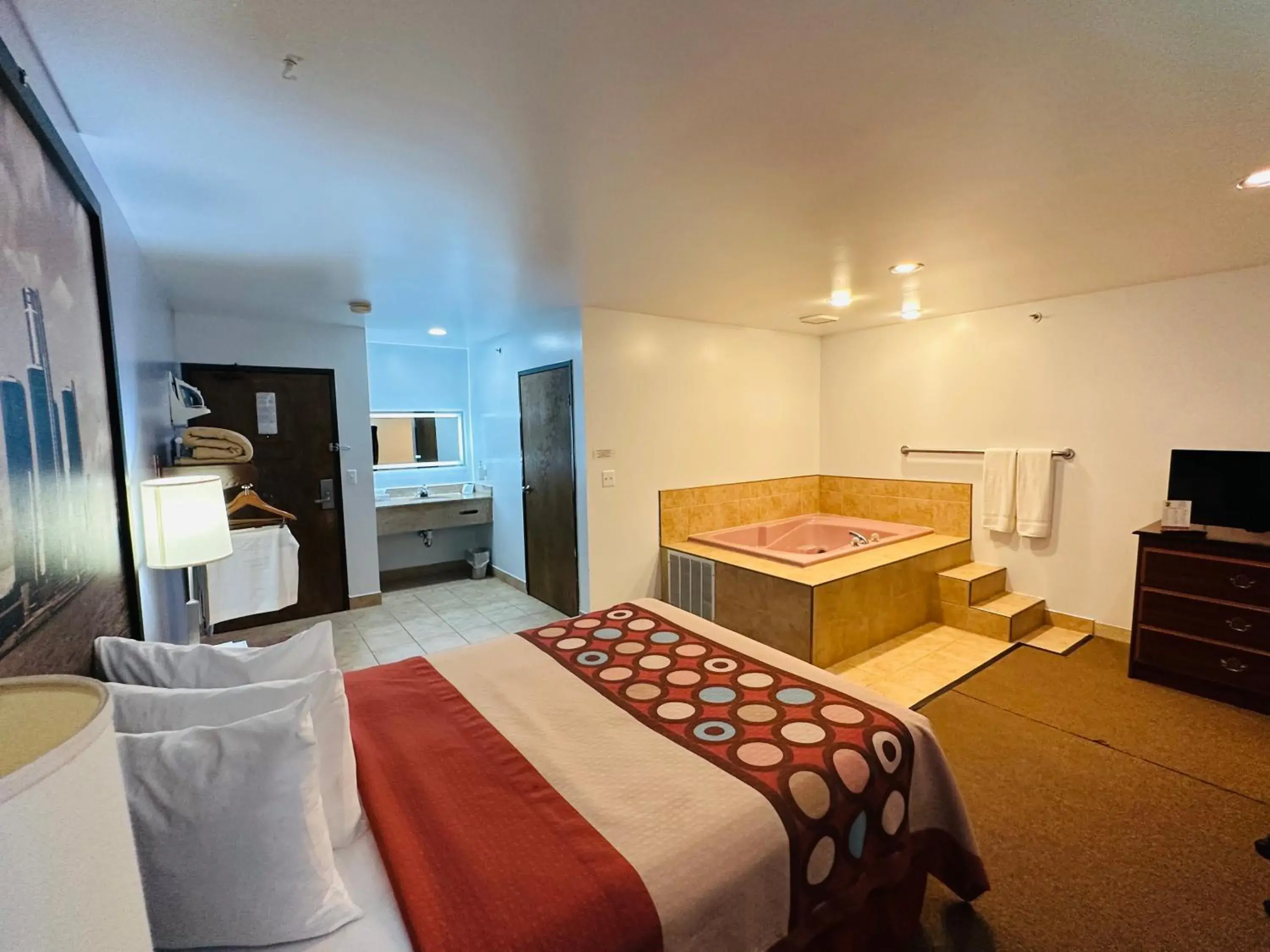 Hot Tub, Bed in Super 8 by Wyndham Imlay City Hot Tub, Bed in Super 8 by Wyndham Imlay City